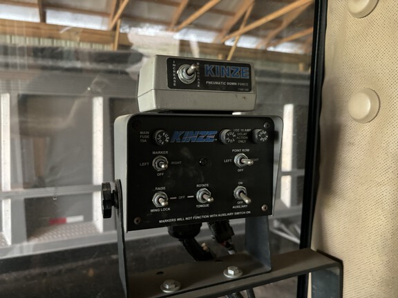 2023 Kinze 3605
