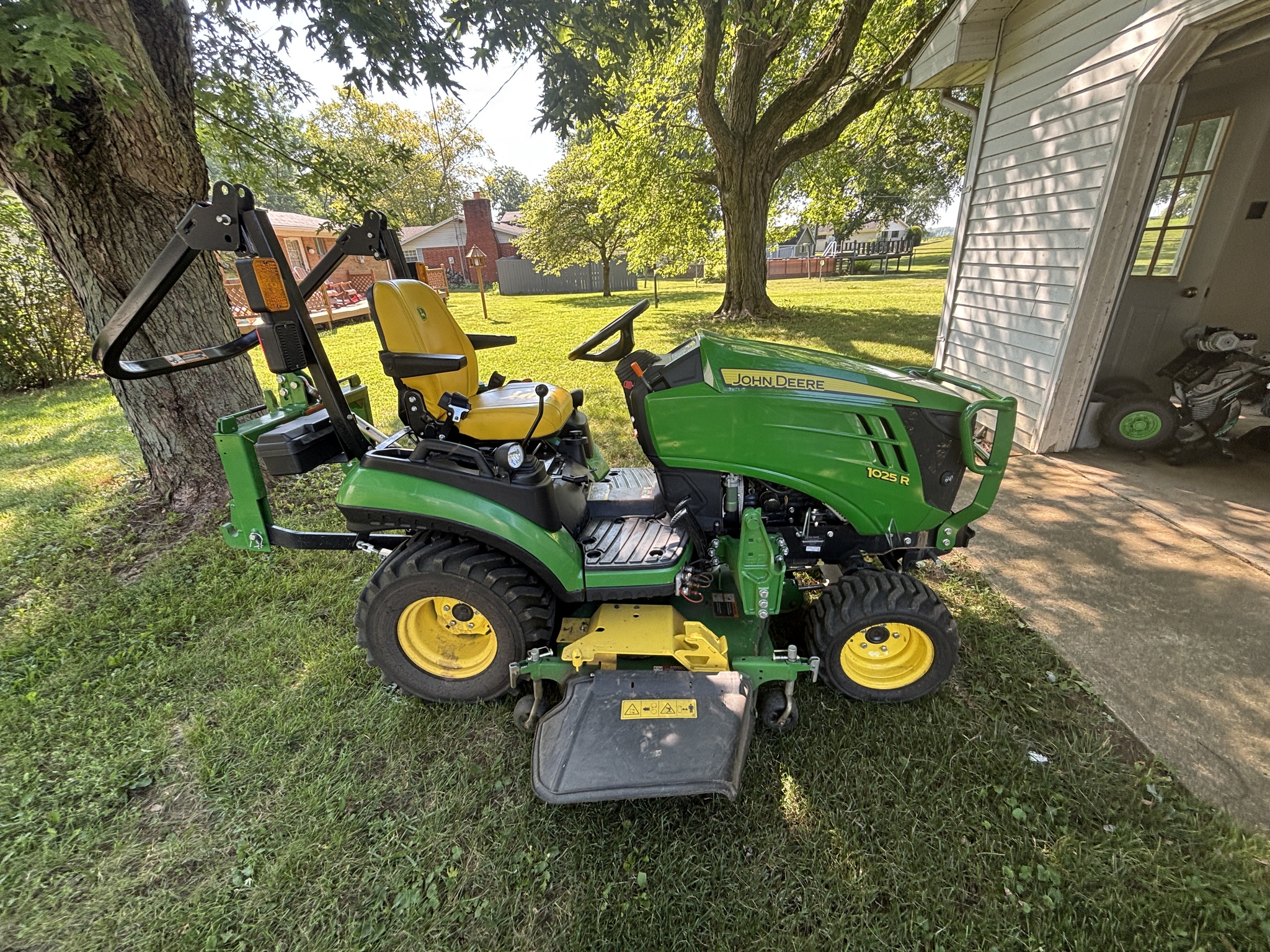 Used 2022 John Deere 1025R Compact Utility Tractors at Koenig Equipment in Richmond, IN - PhotoXL4