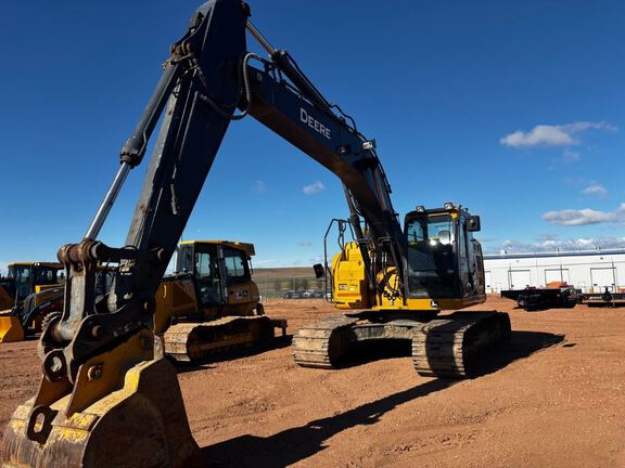 2022 John Deere 245G