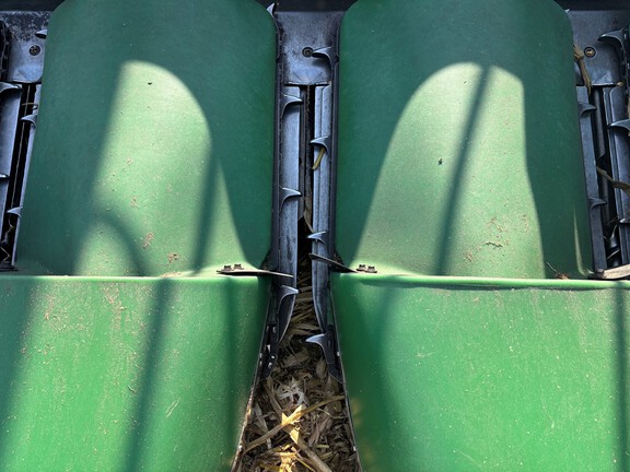 Photo of 2000 John Deere 893