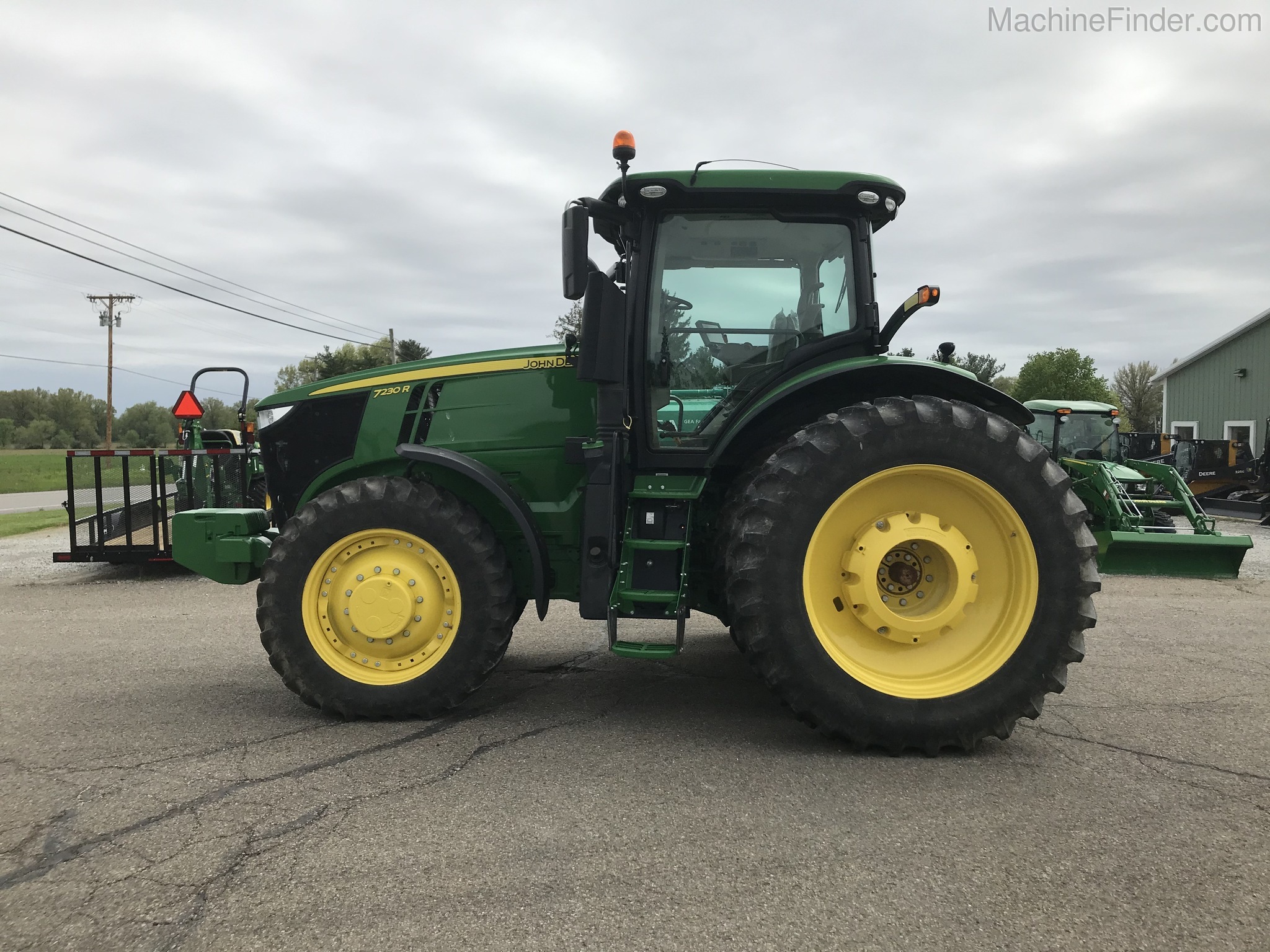 2019 John Deere 7230R Image 2