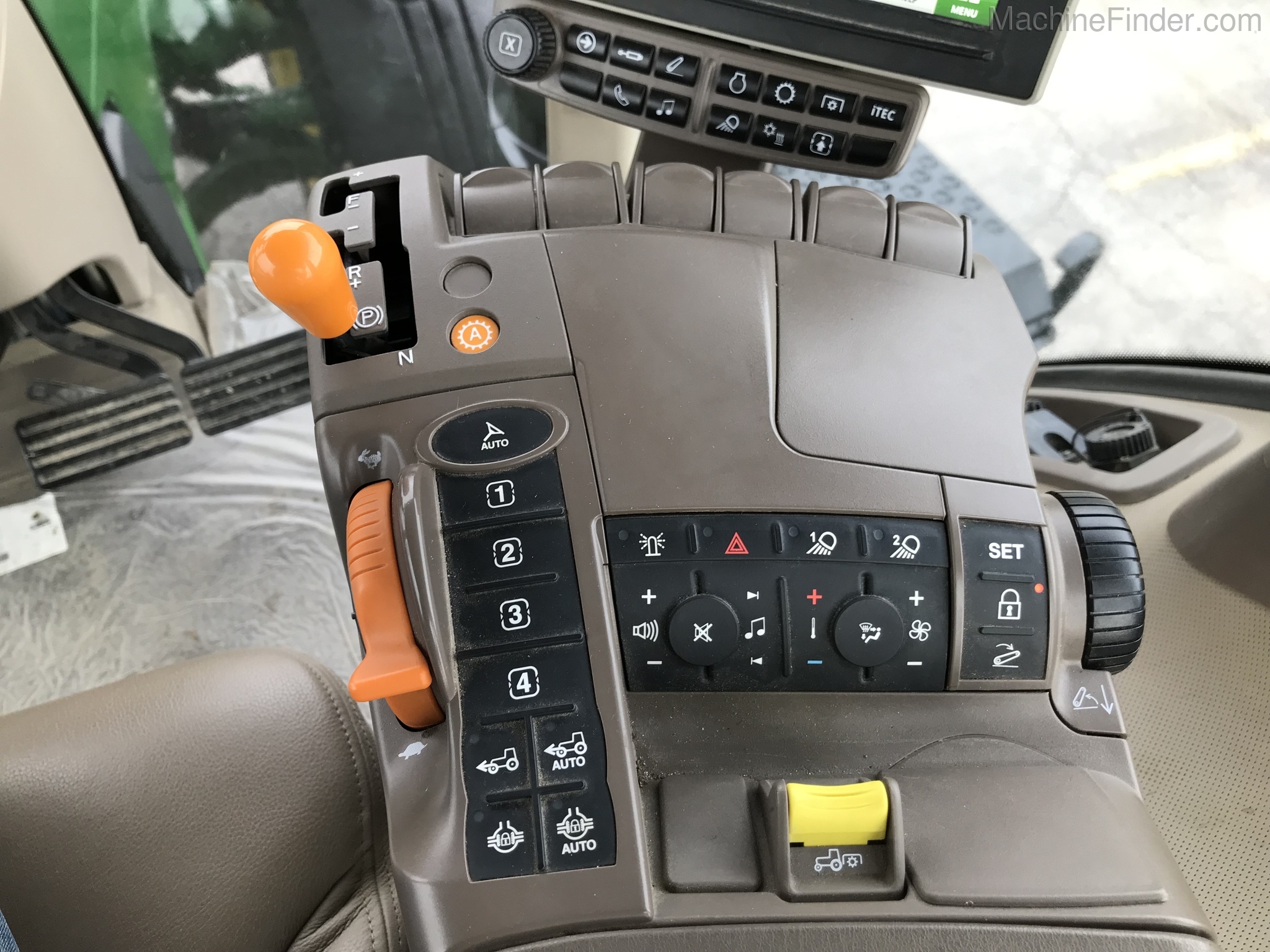 2019 John Deere 8295R Image 30