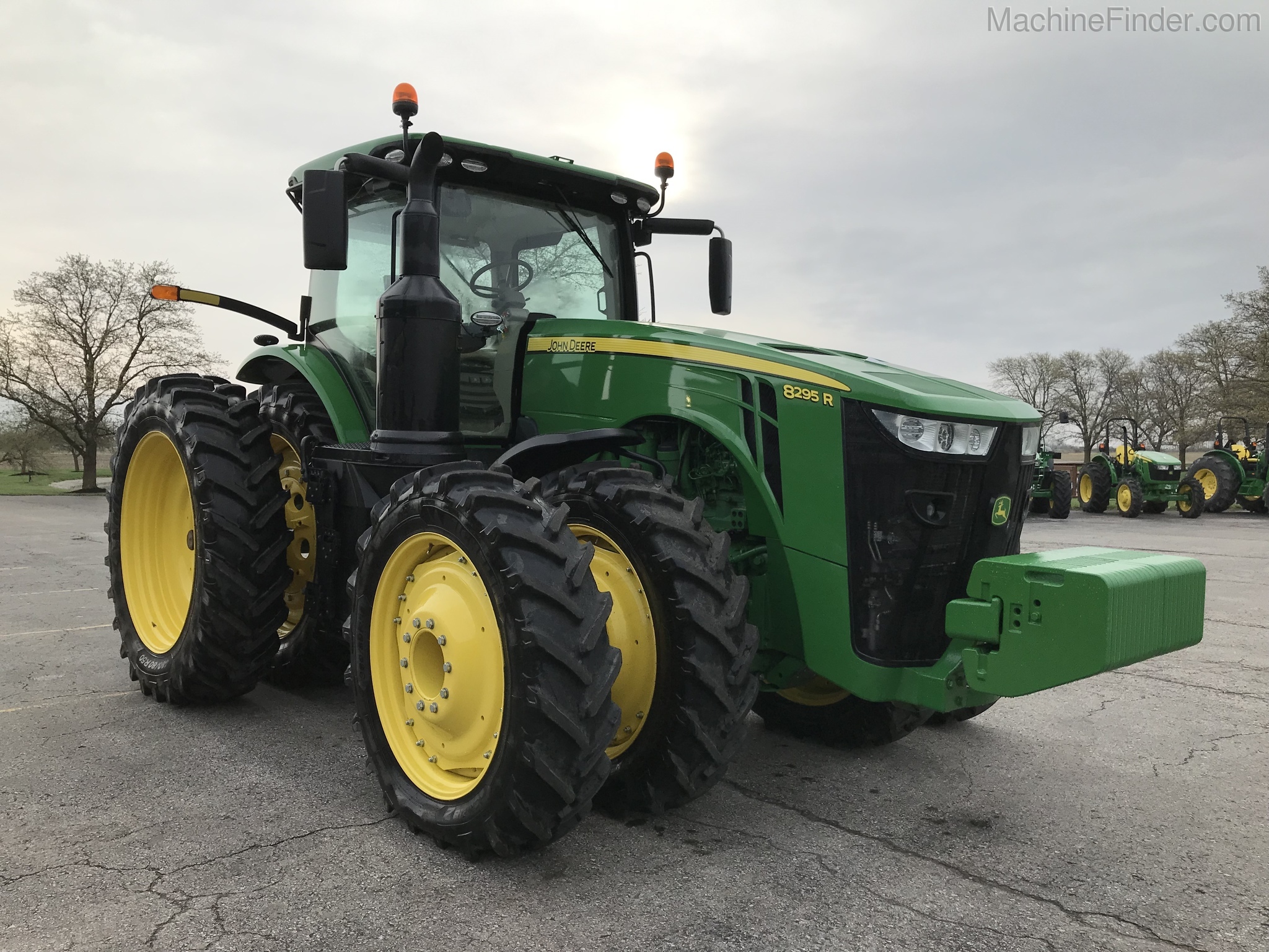 2019 John Deere 8295R Image 4