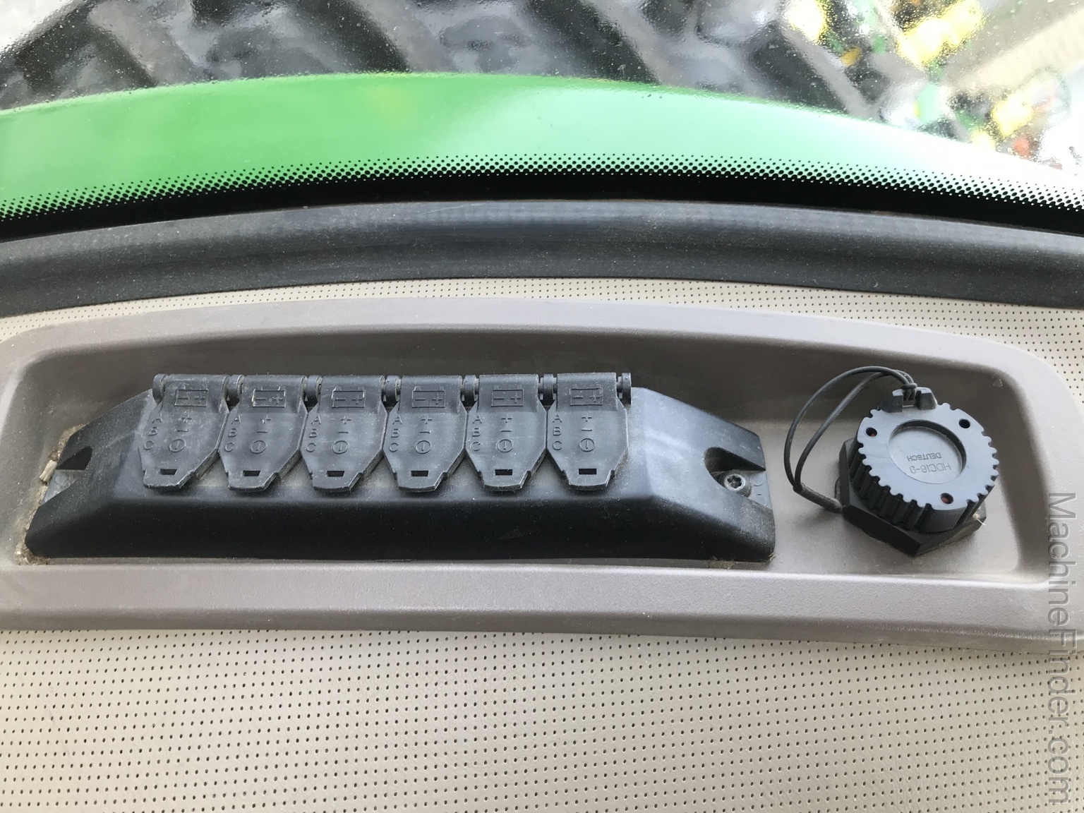 2019 John Deere 8295R Image 32