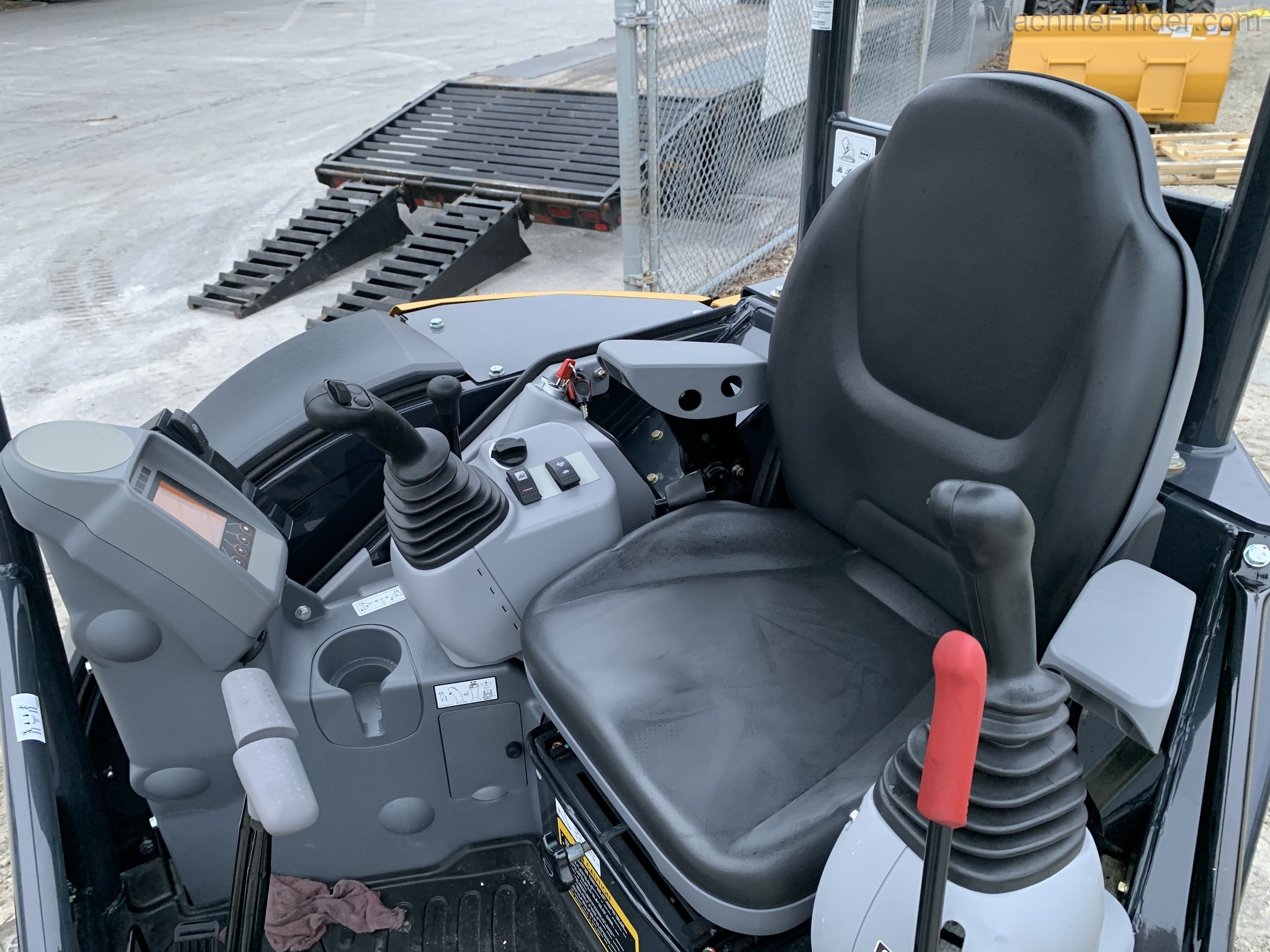 2020 John Deere 35G Image 9