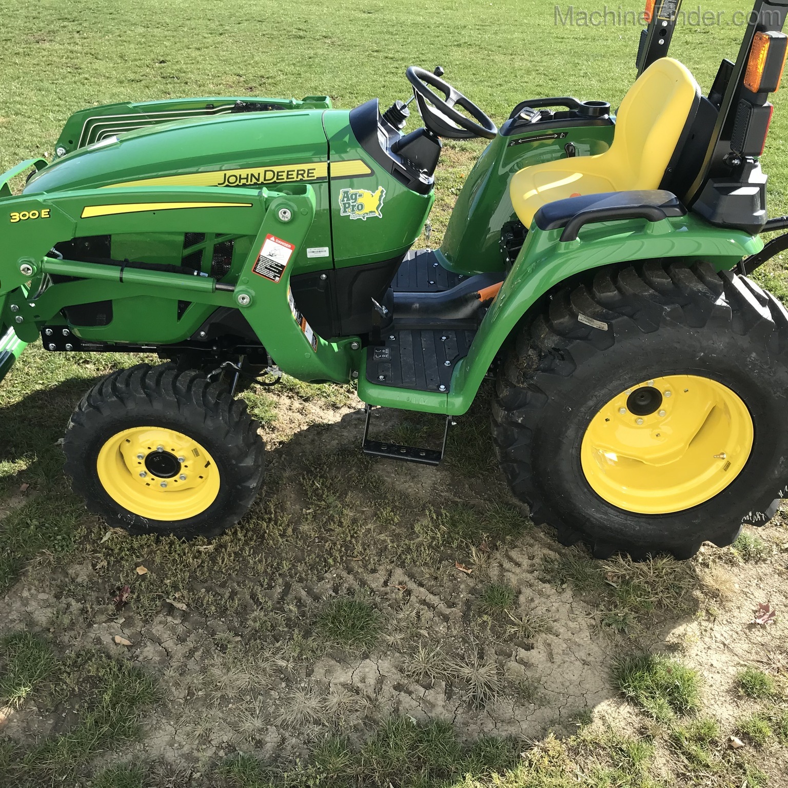 2020 John Deere 3038E Image 4