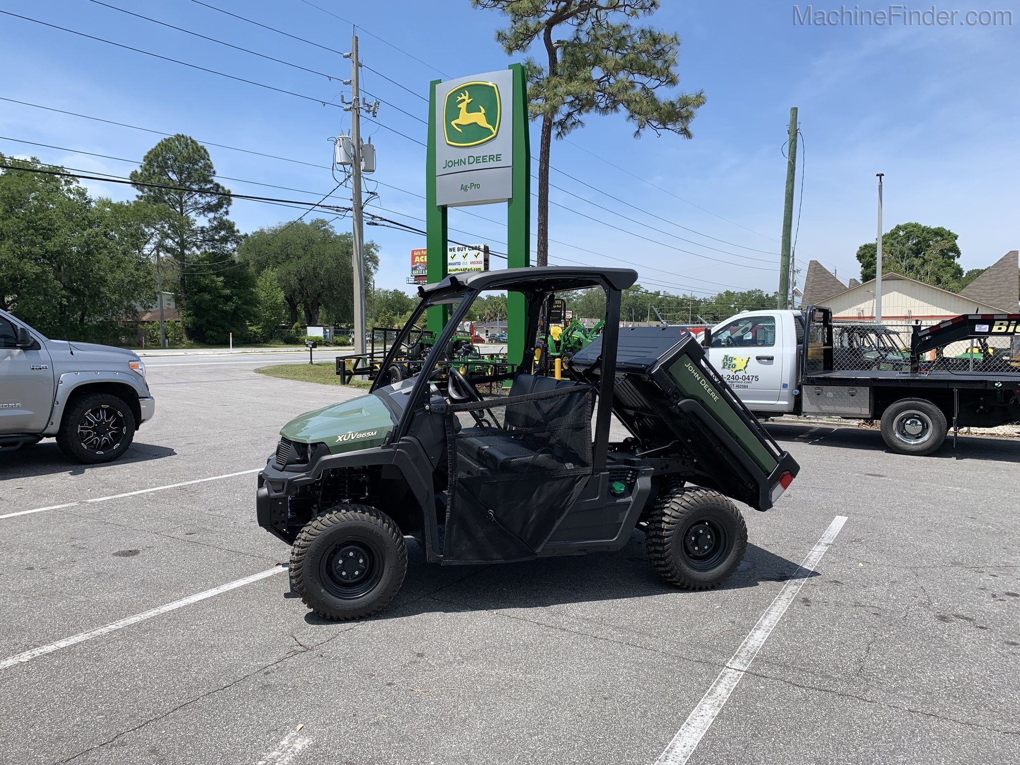 2021 John Deere 865M Image 2