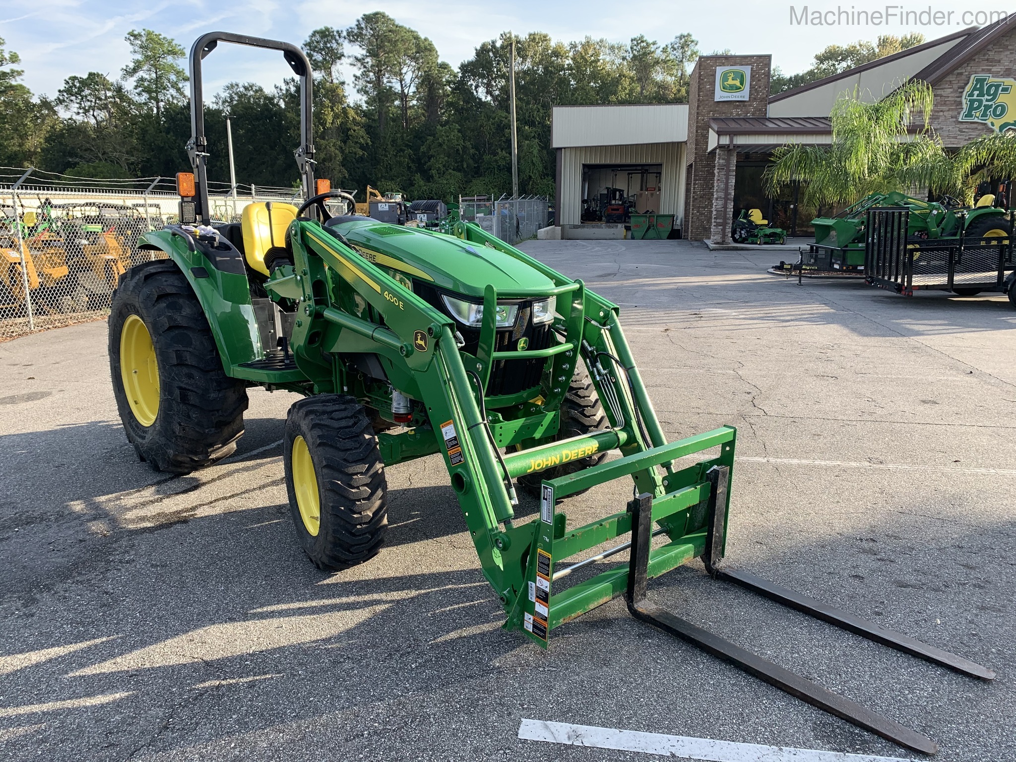 2020 John Deere 4052M Image 1