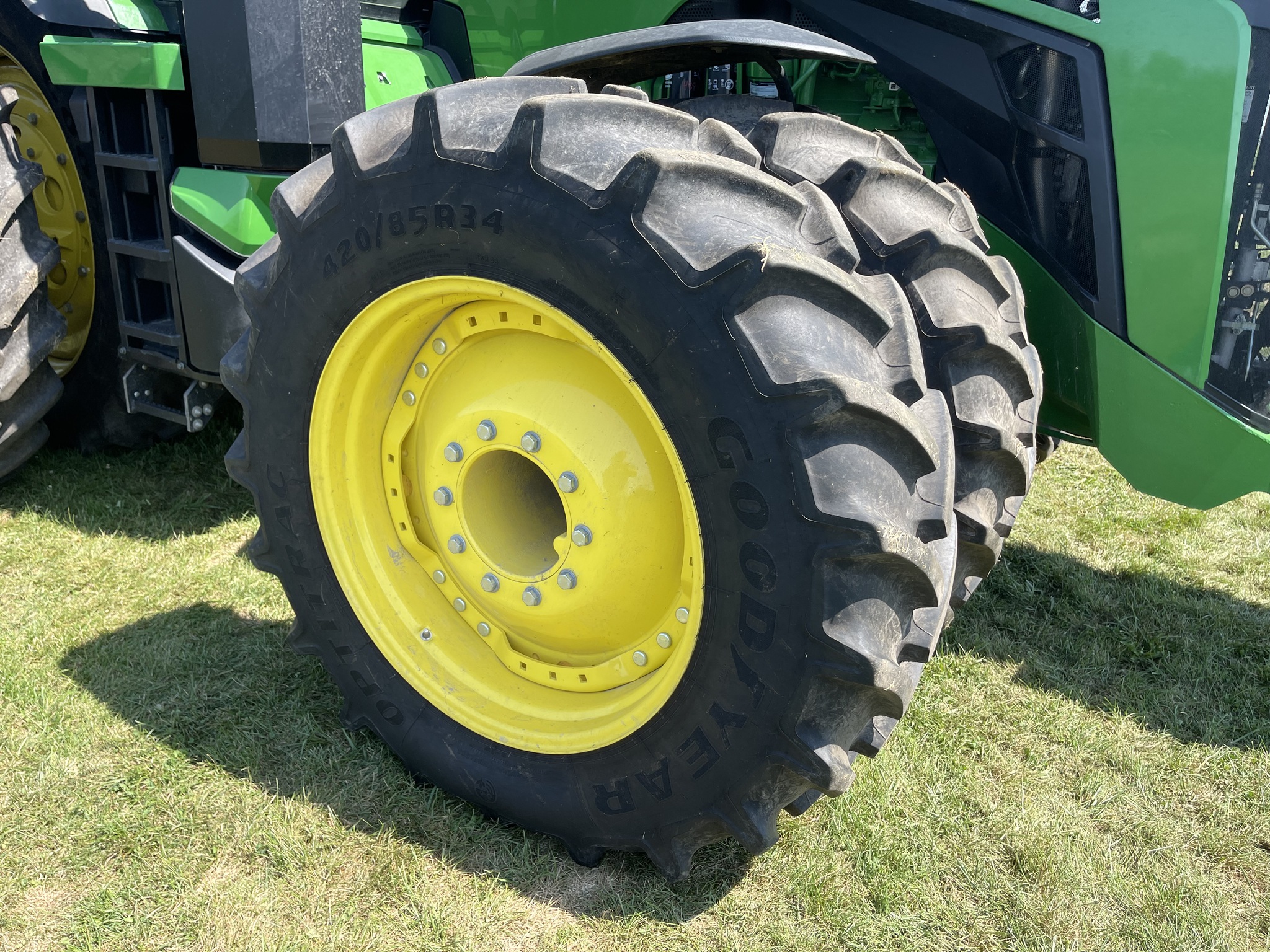  2023 John Deere 8R 340 at Heritage Tractor in Rockport, IL