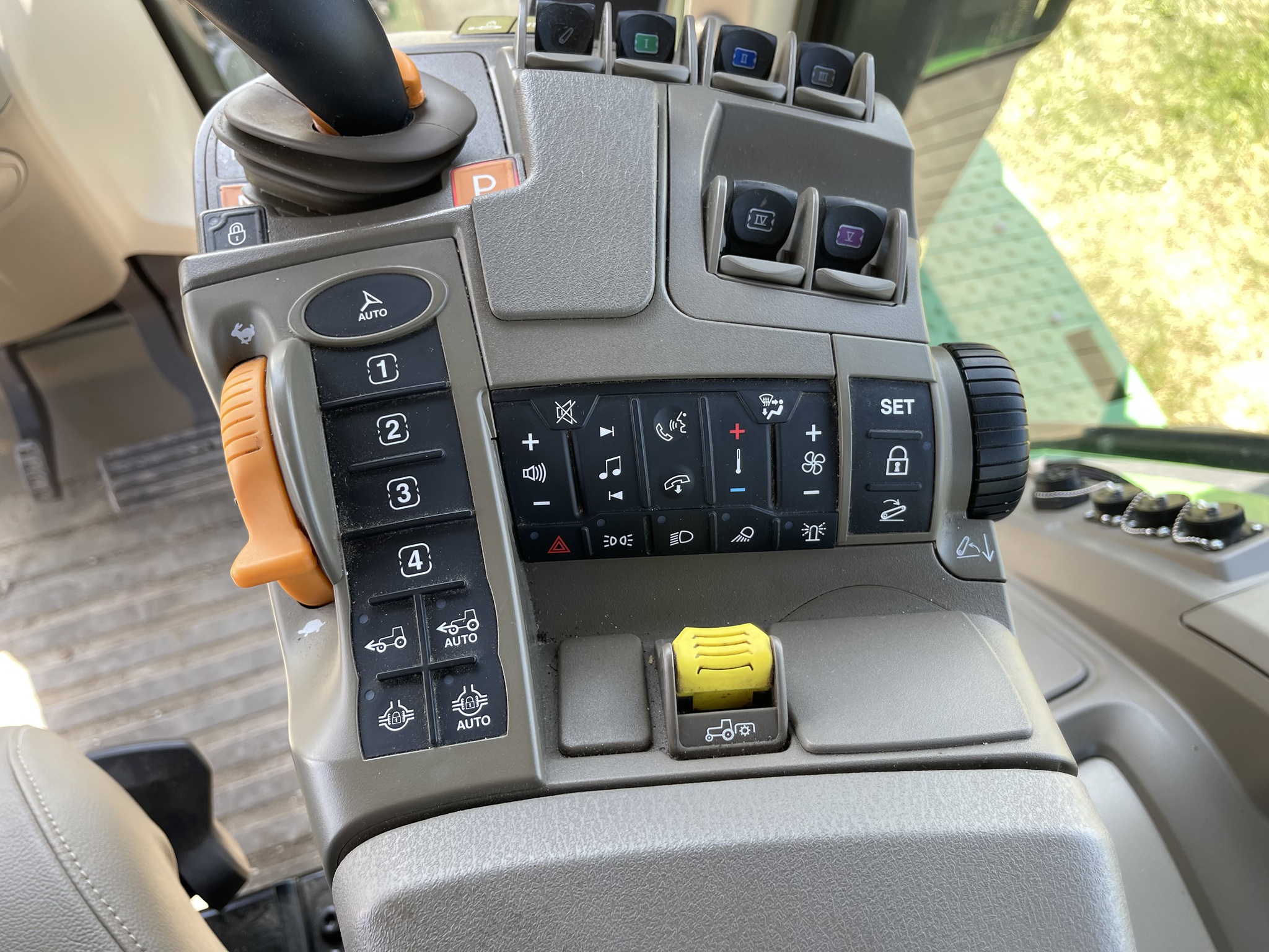  2023 John Deere 8R 340 at Heritage Tractor in Rockport, IL