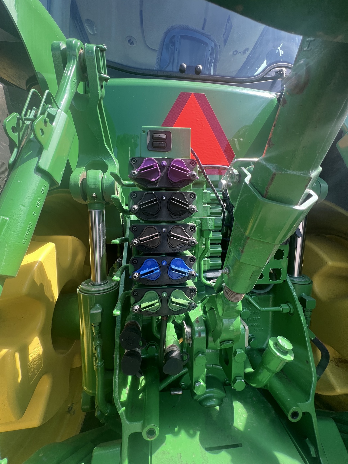 2013 John Deere 8235R Image 6