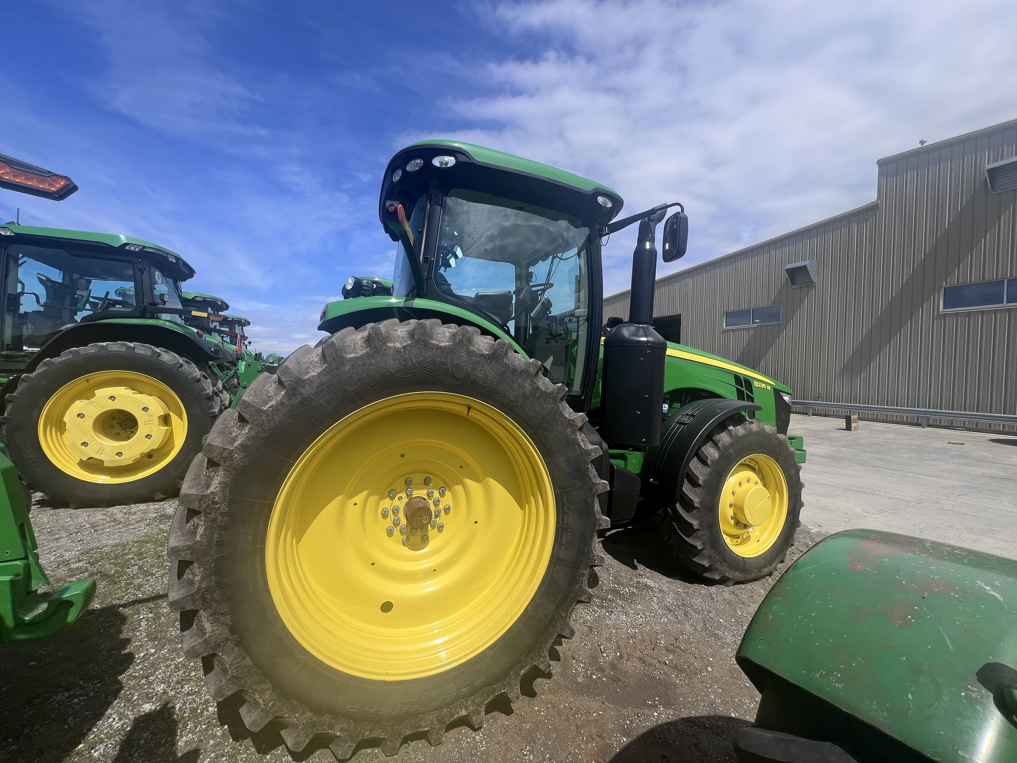 2013 John Deere 8235R Image 3