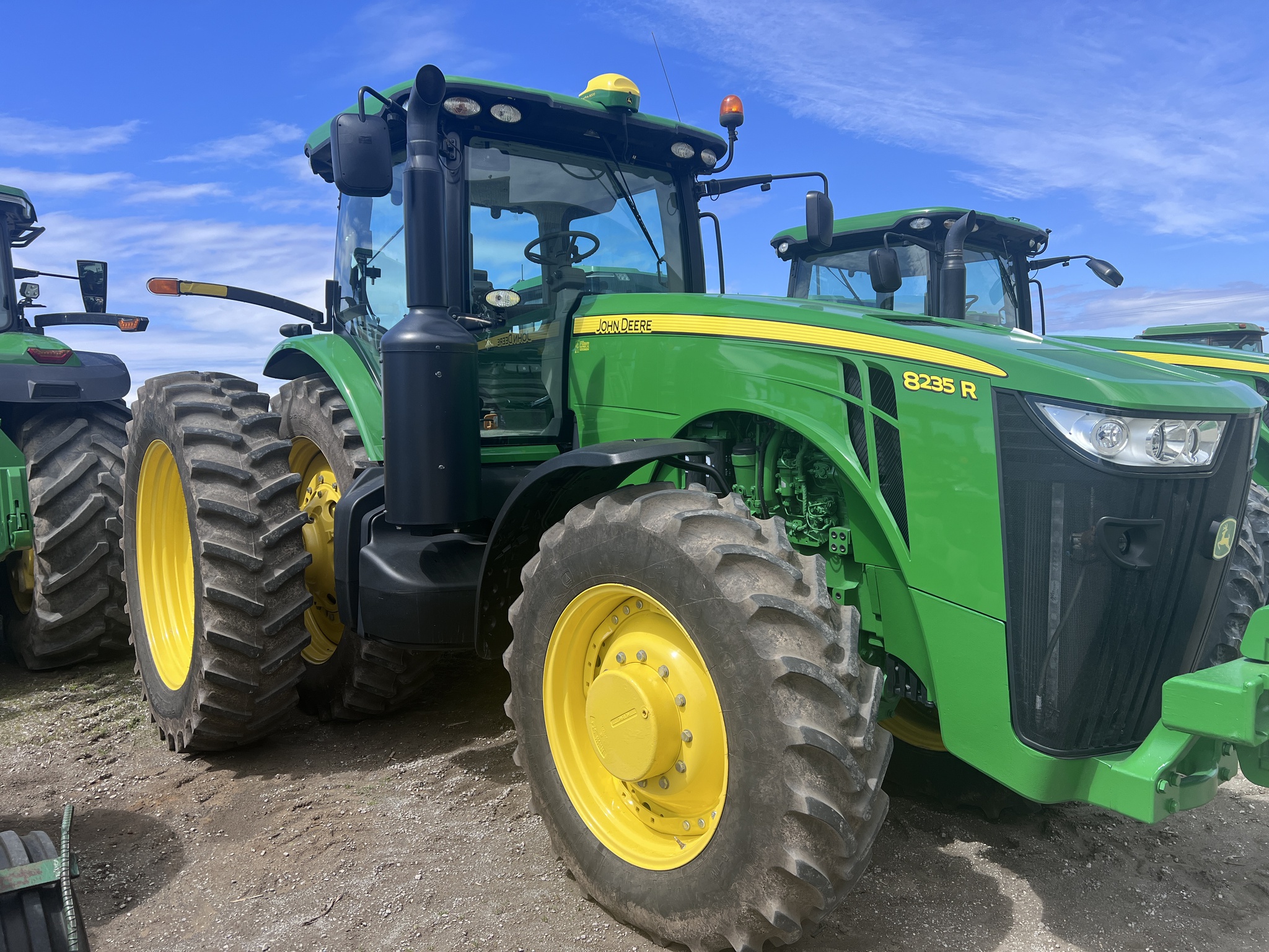 2013 John Deere 8235R Image 1