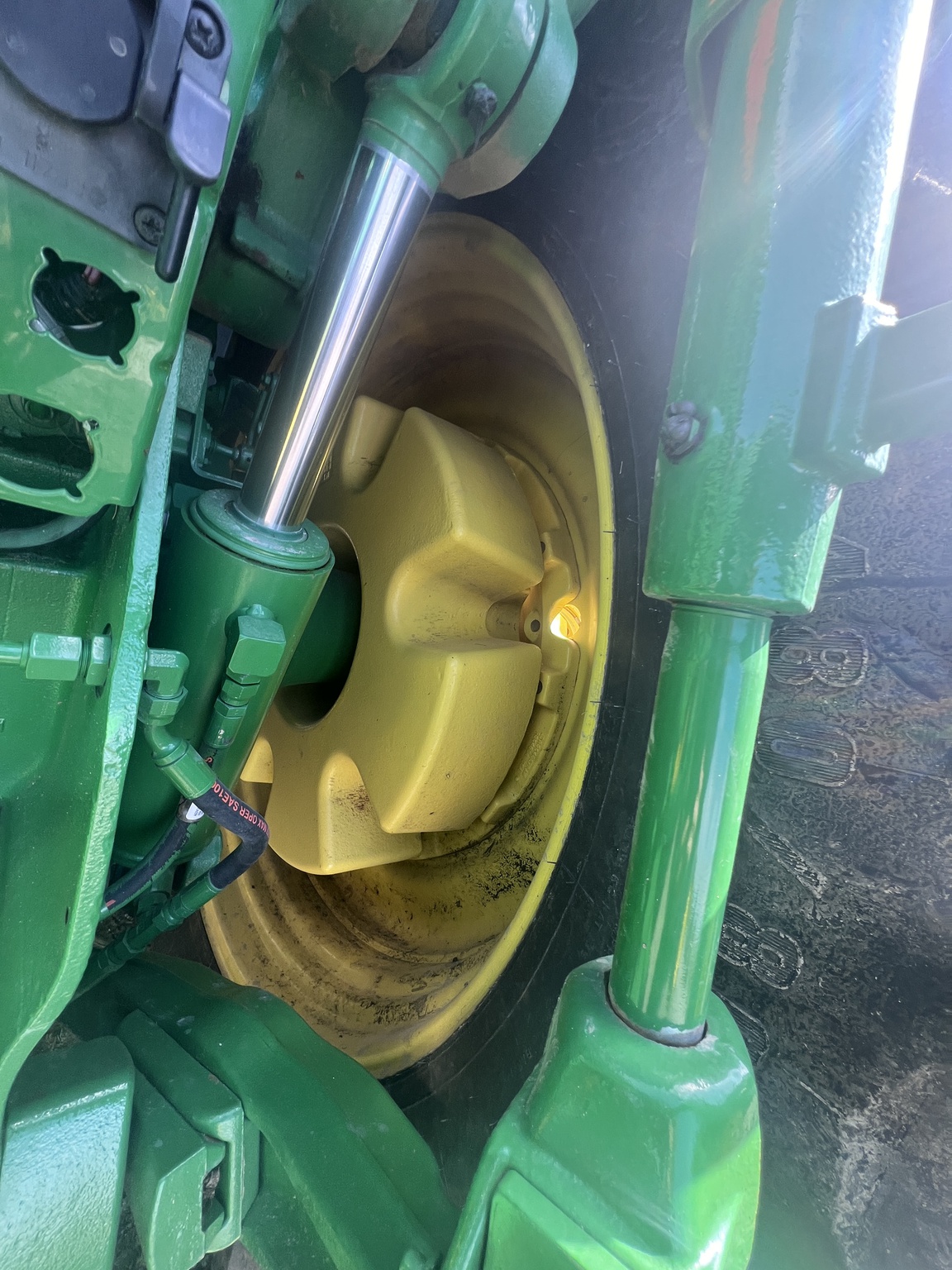 2013 John Deere 8235R Image 4