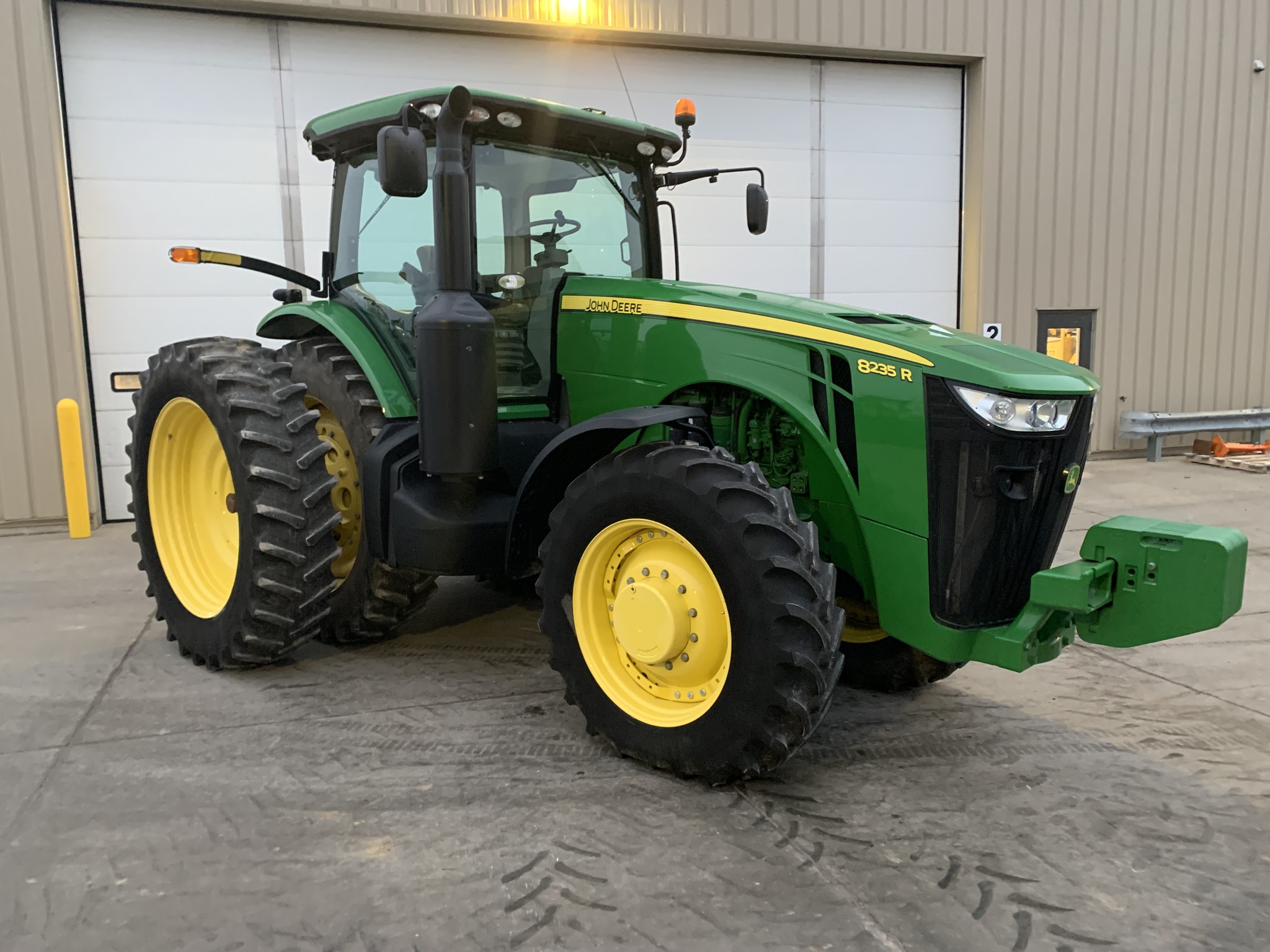 2013 John Deere 8235R Image 1