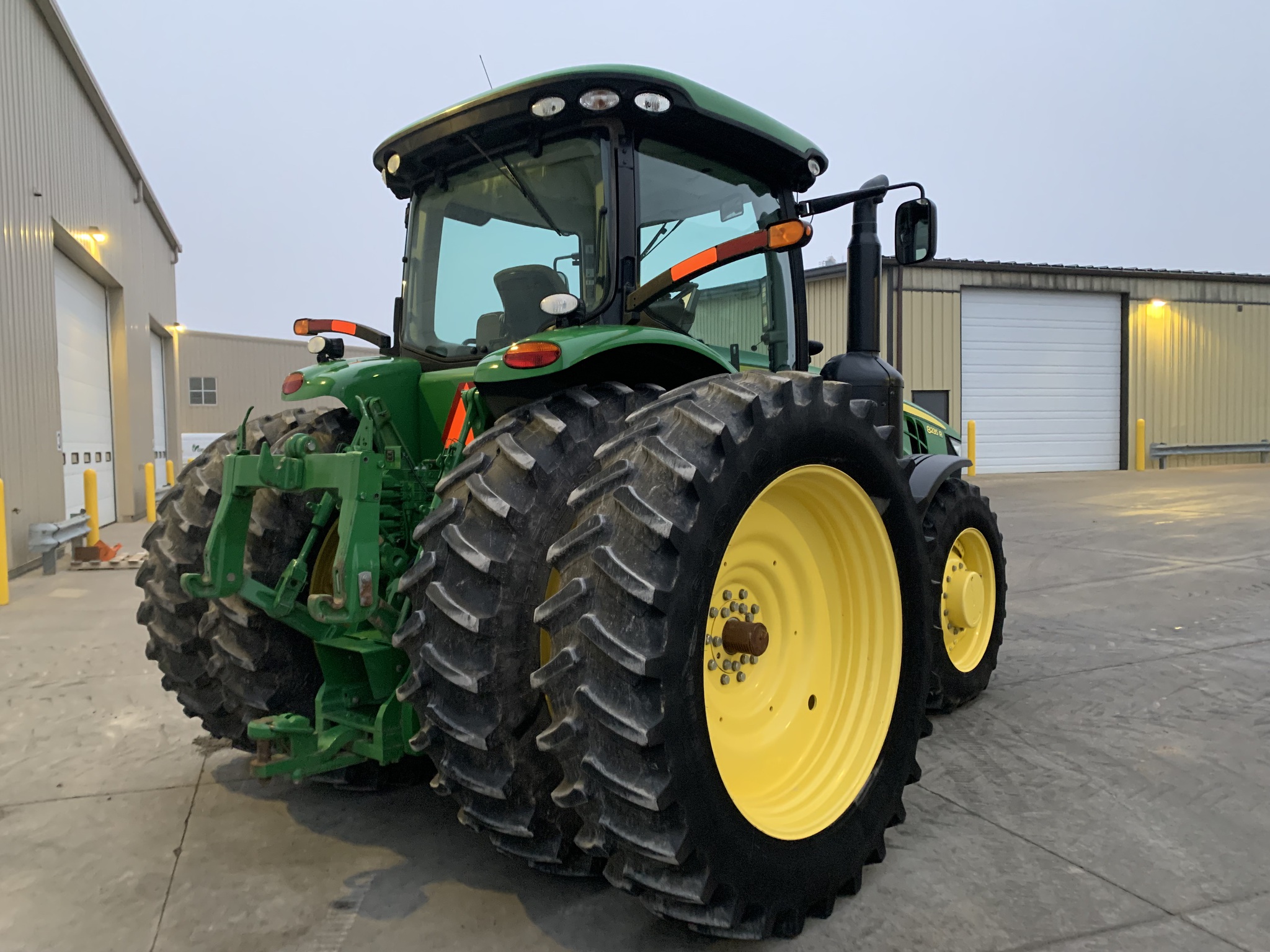 2013 John Deere 8235R Image 3