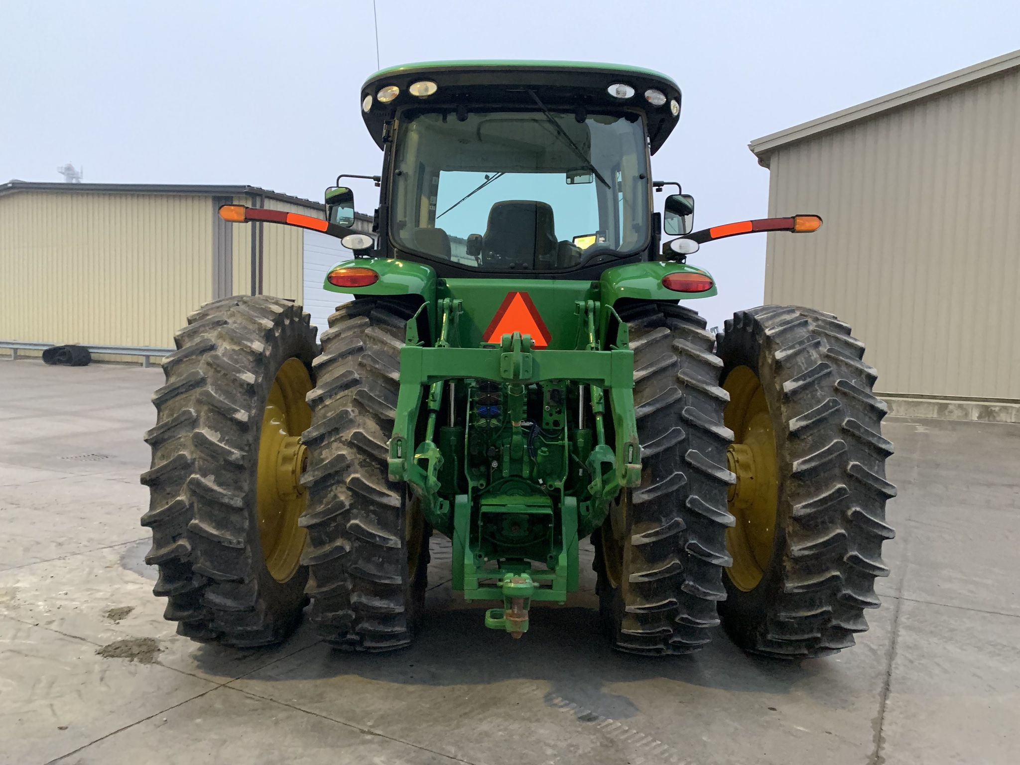 2013 John Deere 8235R Image 4