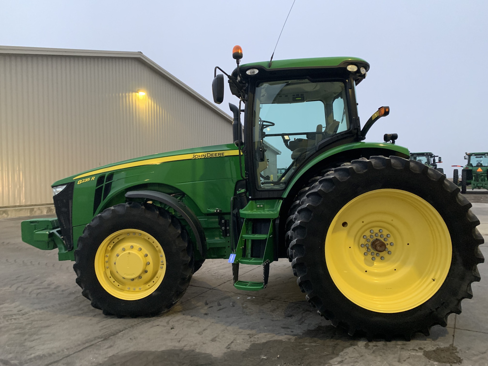 2013 John Deere 8235R Image 6