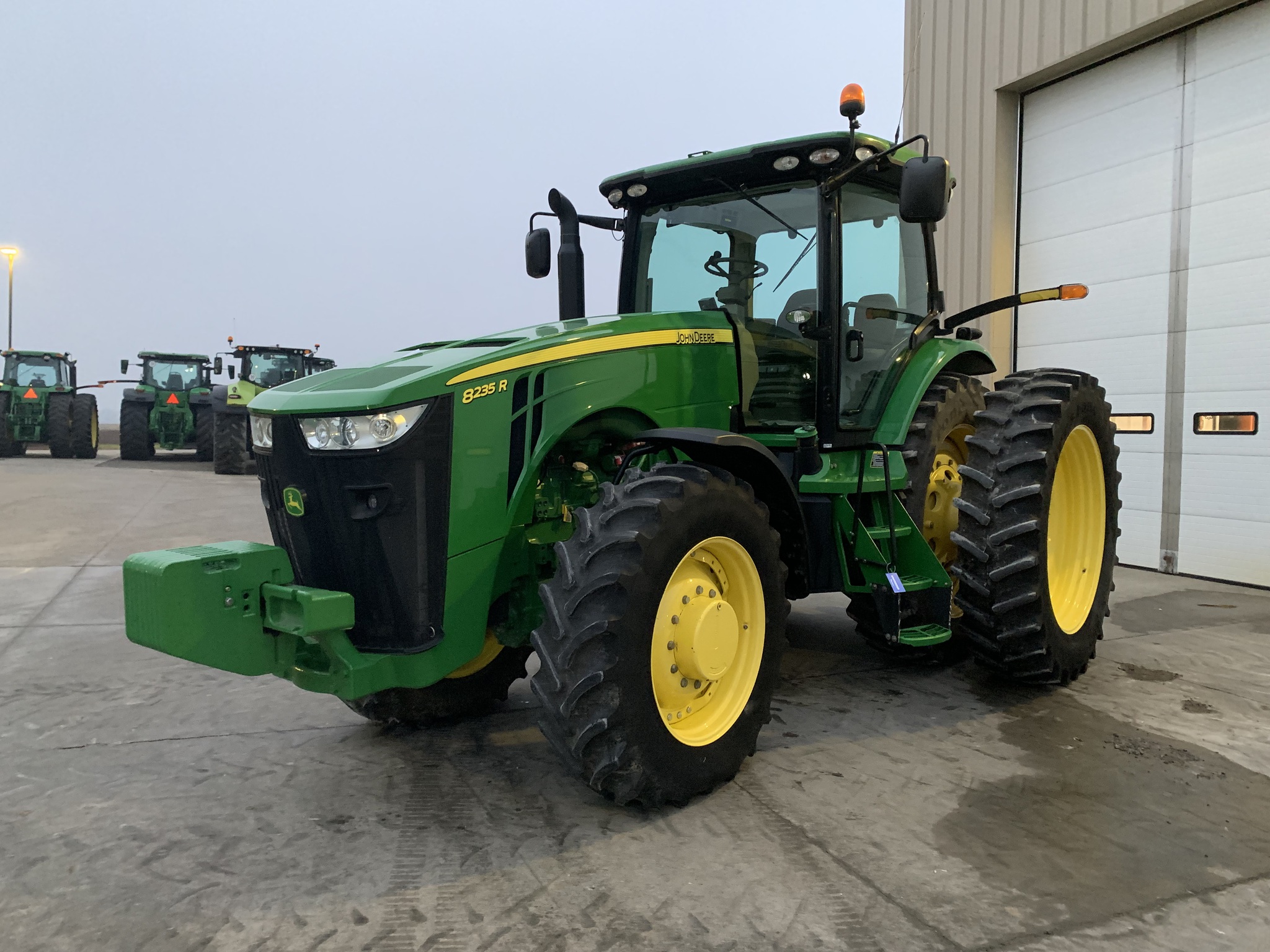 2013 John Deere 8235R Image 7