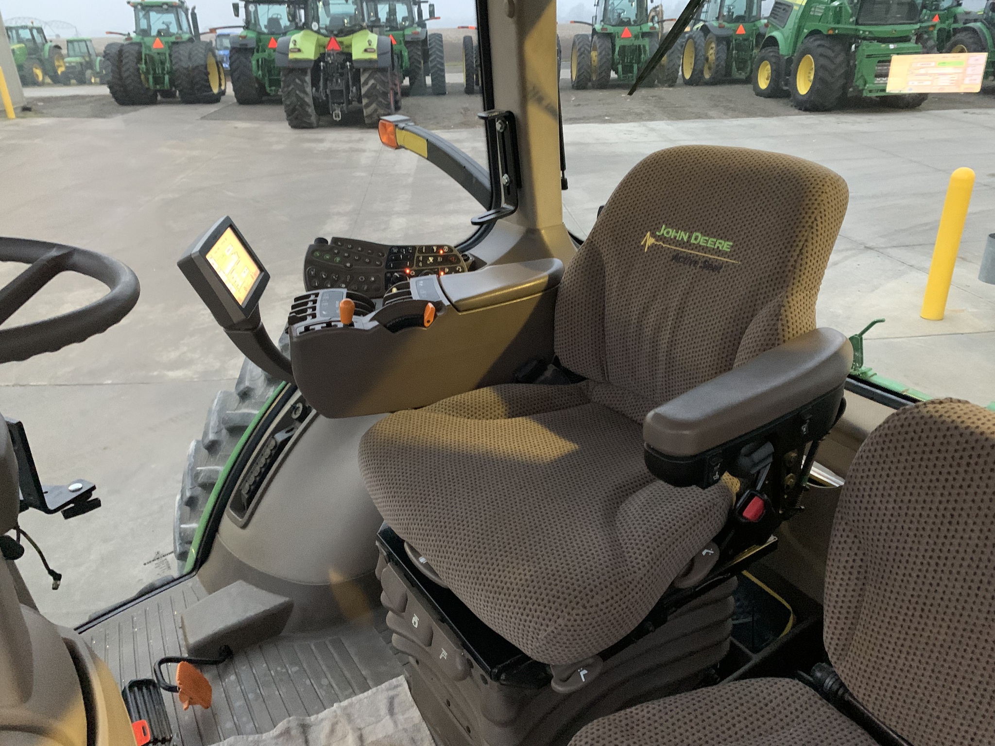 2013 John Deere 8235R Image 9