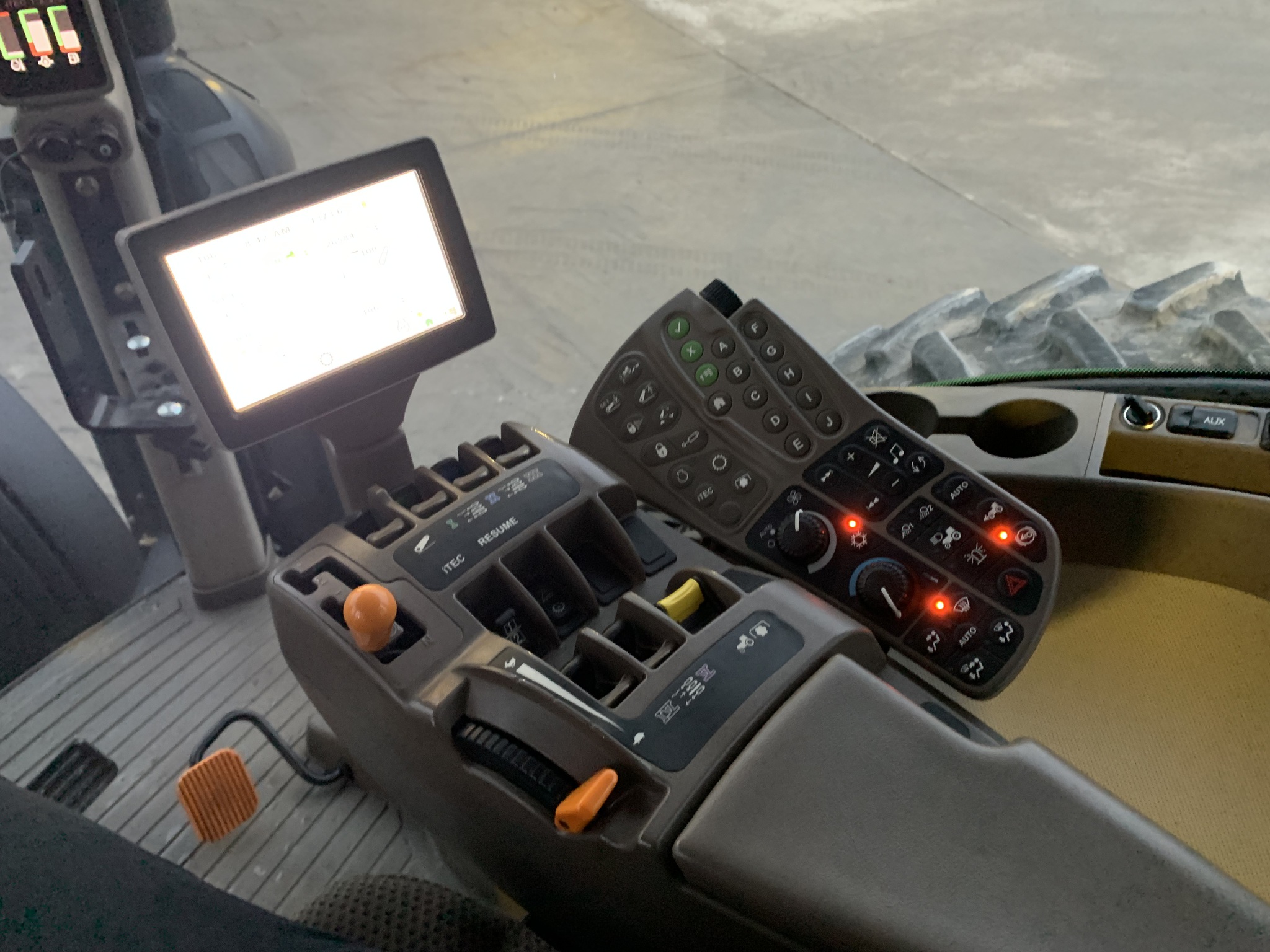 2013 John Deere 8235R Image 10