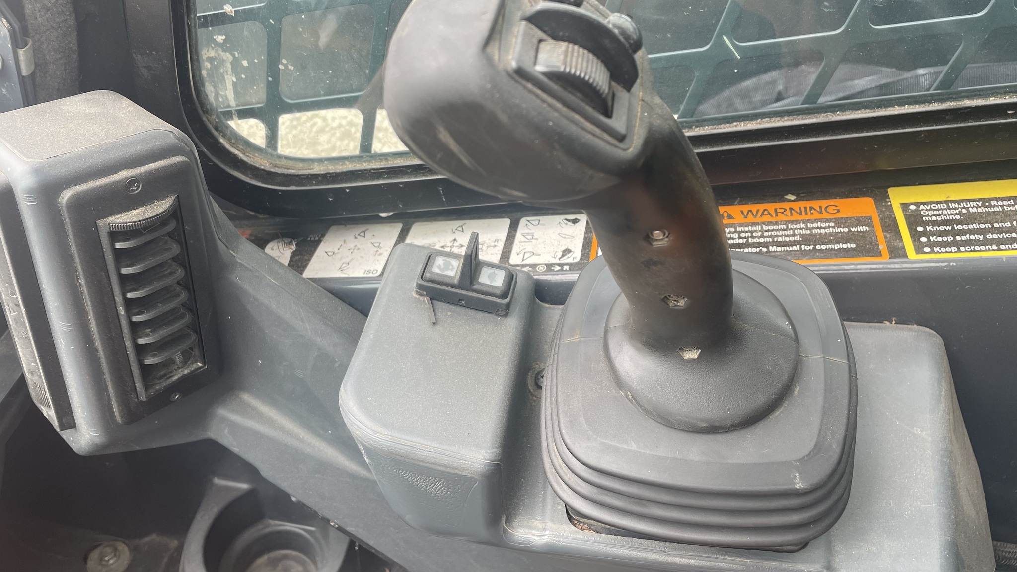 2022 John Deere 333G Image 18