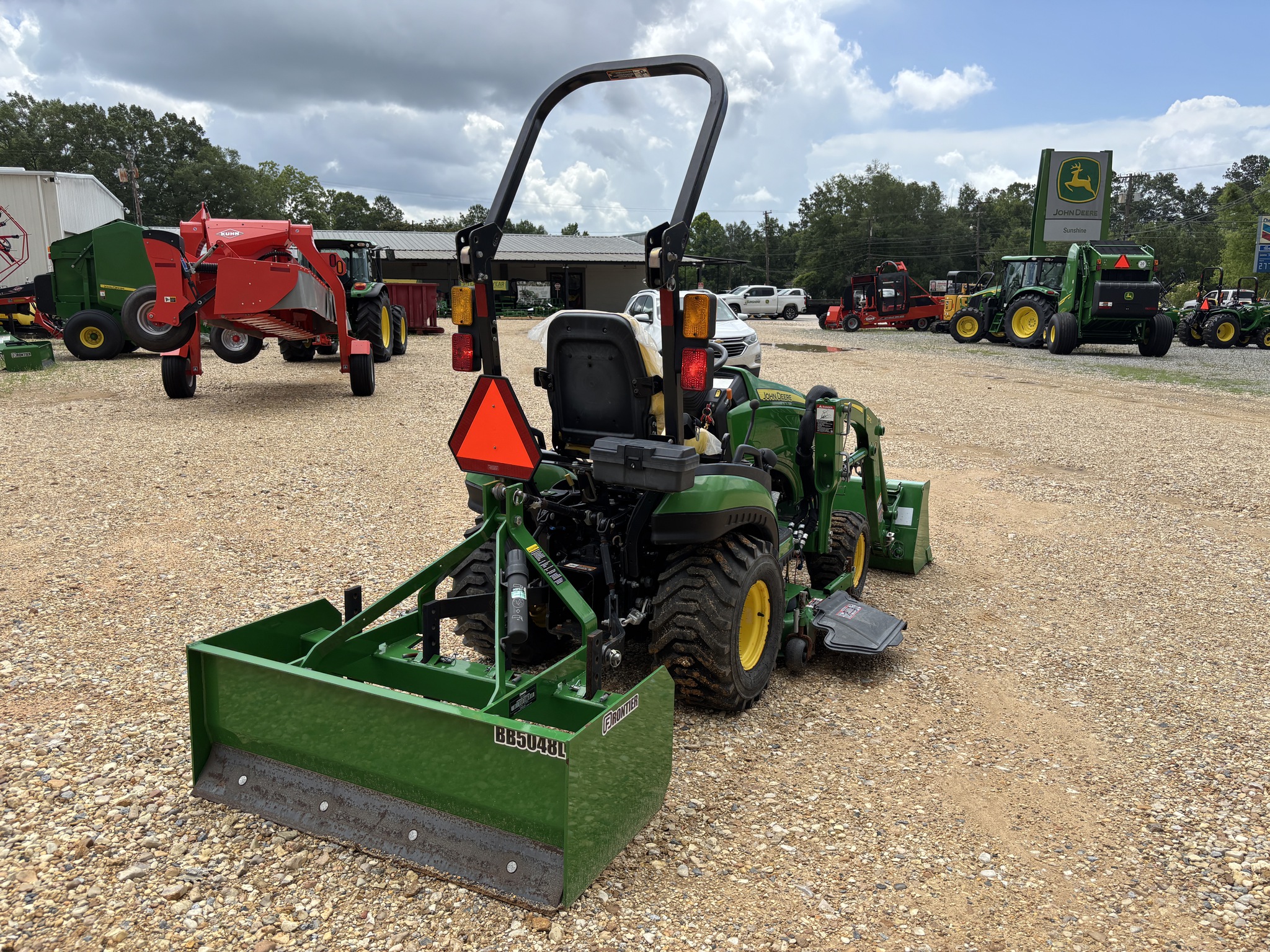 2022 John Deere 1025R Image 6