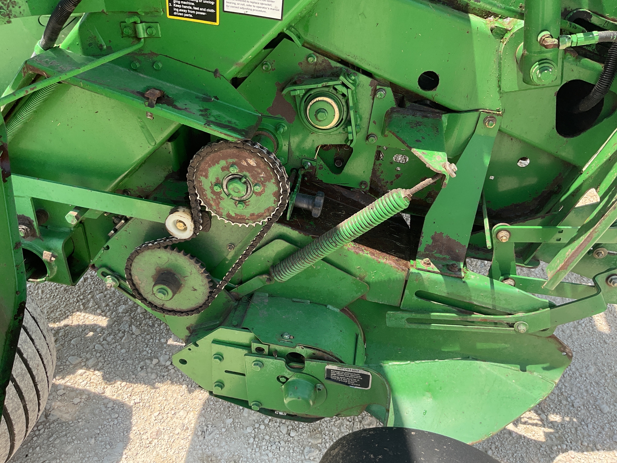 2007 John Deere 568 Image 16