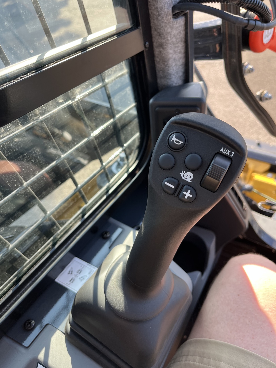 2025 John Deere 335 P Image 9