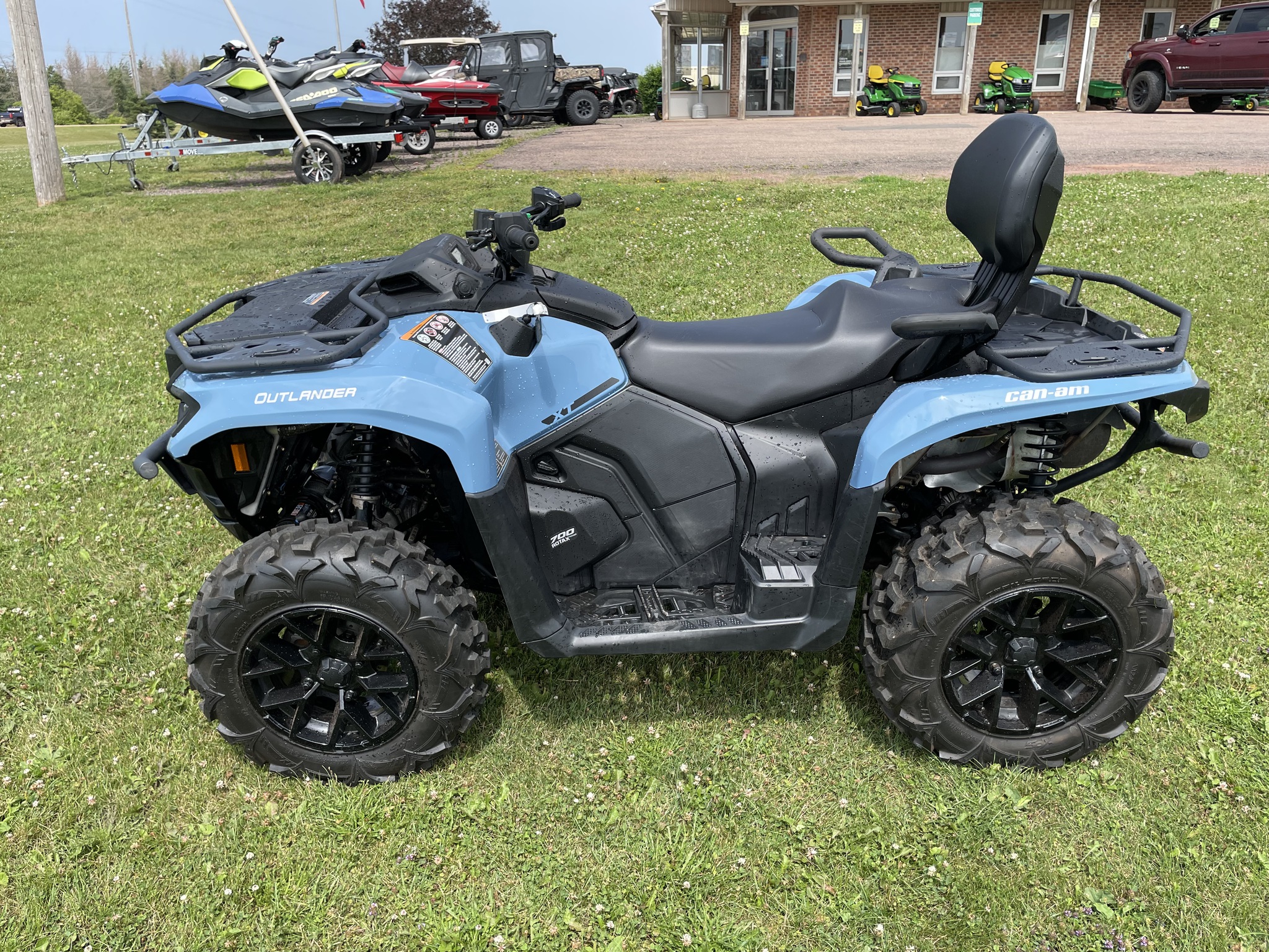 2025 Can-Am Outlander MAX XT 700 Image 2