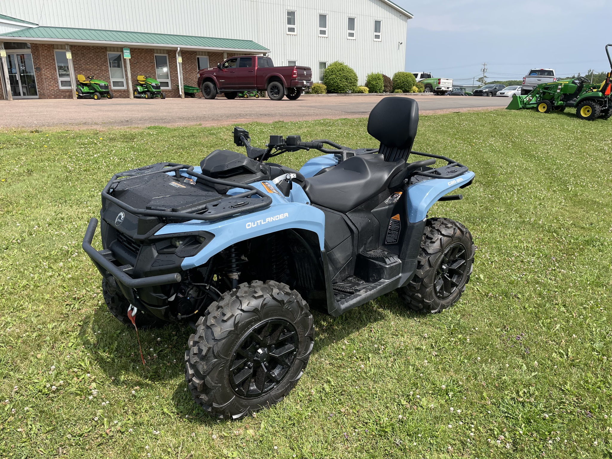 2025 Can-Am Outlander MAX XT 700 Image 1