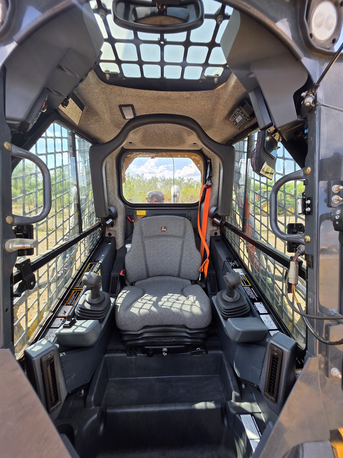 2021 John Deere 333G Image 9