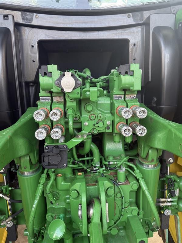 2015 John Deere 6150R Image 24