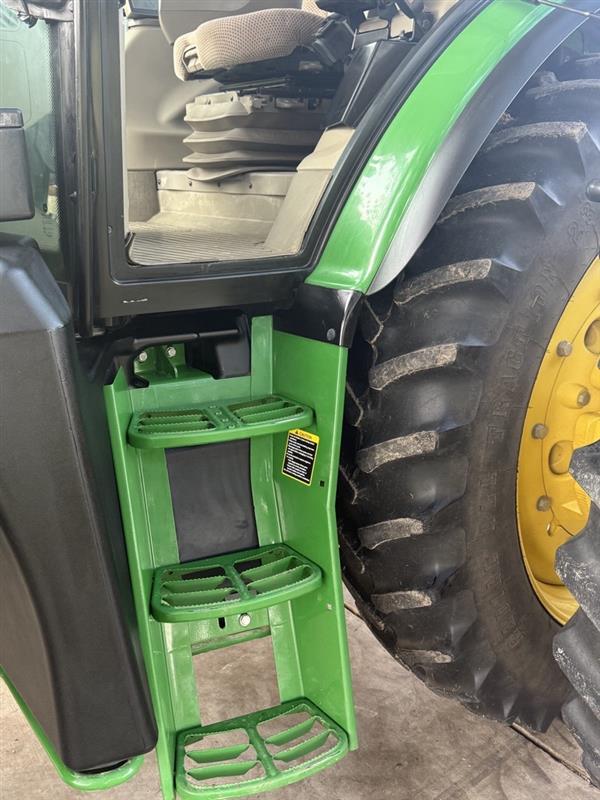 2015 John Deere 6150R Image 22