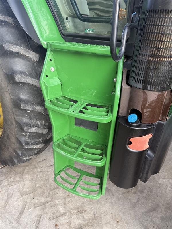 2015 John Deere 6150R Image 23