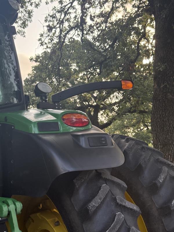 2015 John Deere 6150R Image 29