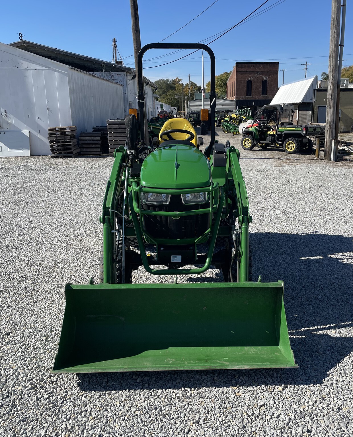 2021 John Deere 2032R Image 2