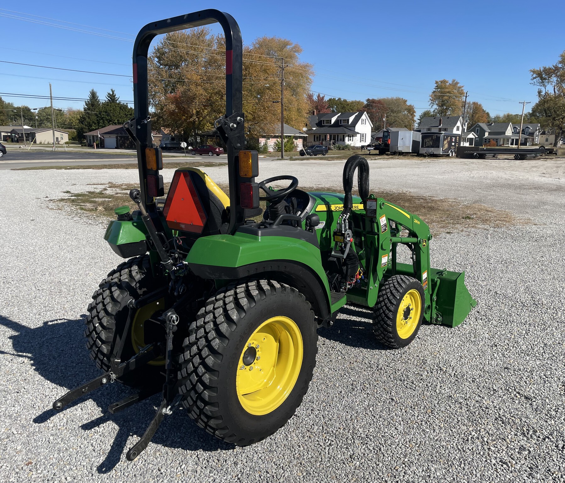 2021 John Deere 2032R Image 4