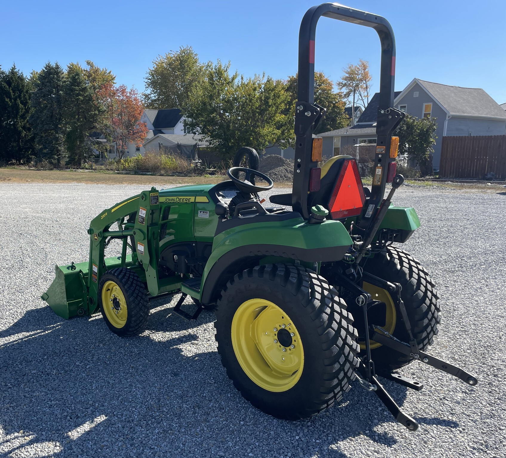 2021 John Deere 2032R Image 6