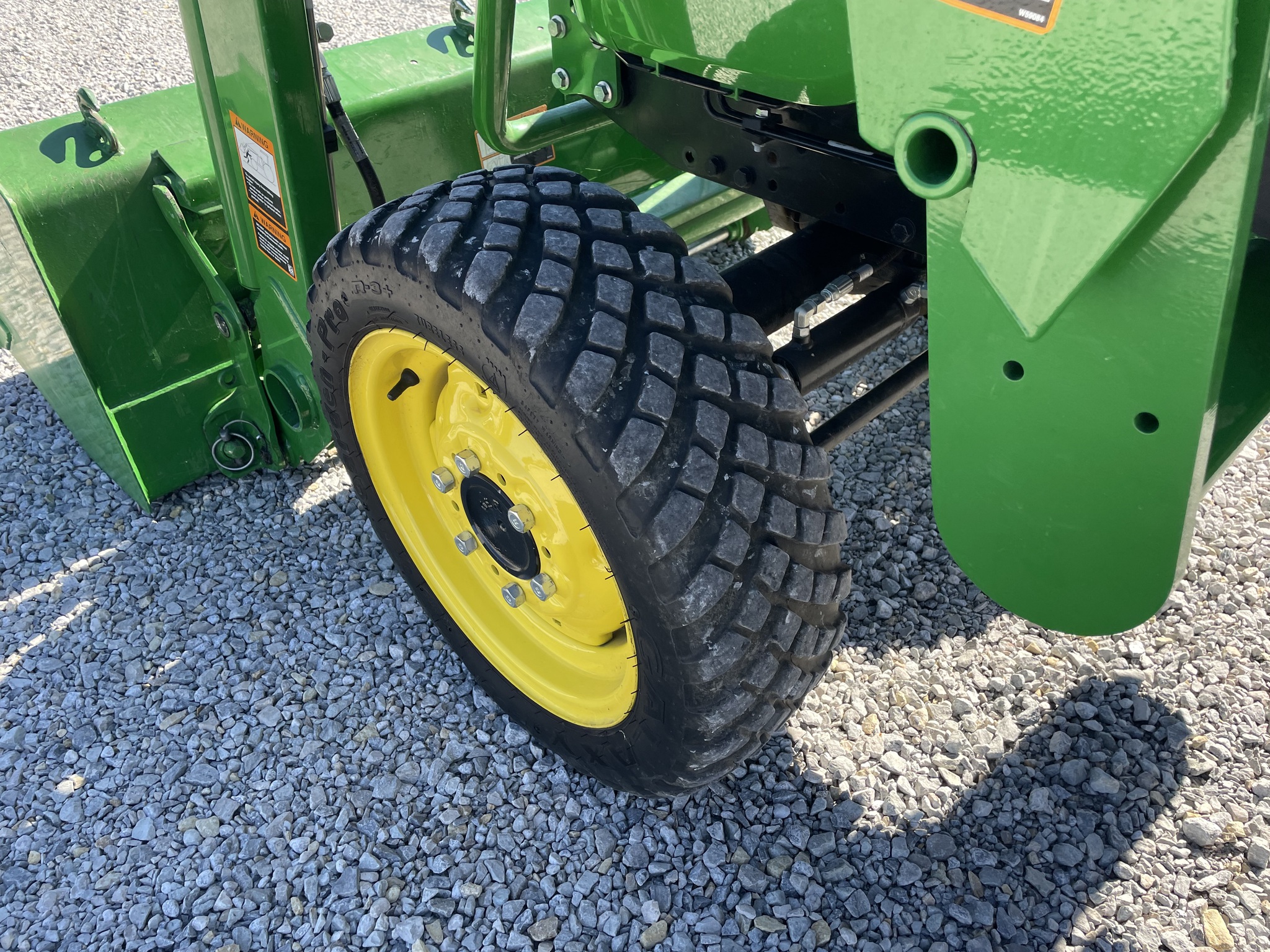 2021 John Deere 2032R Image 10