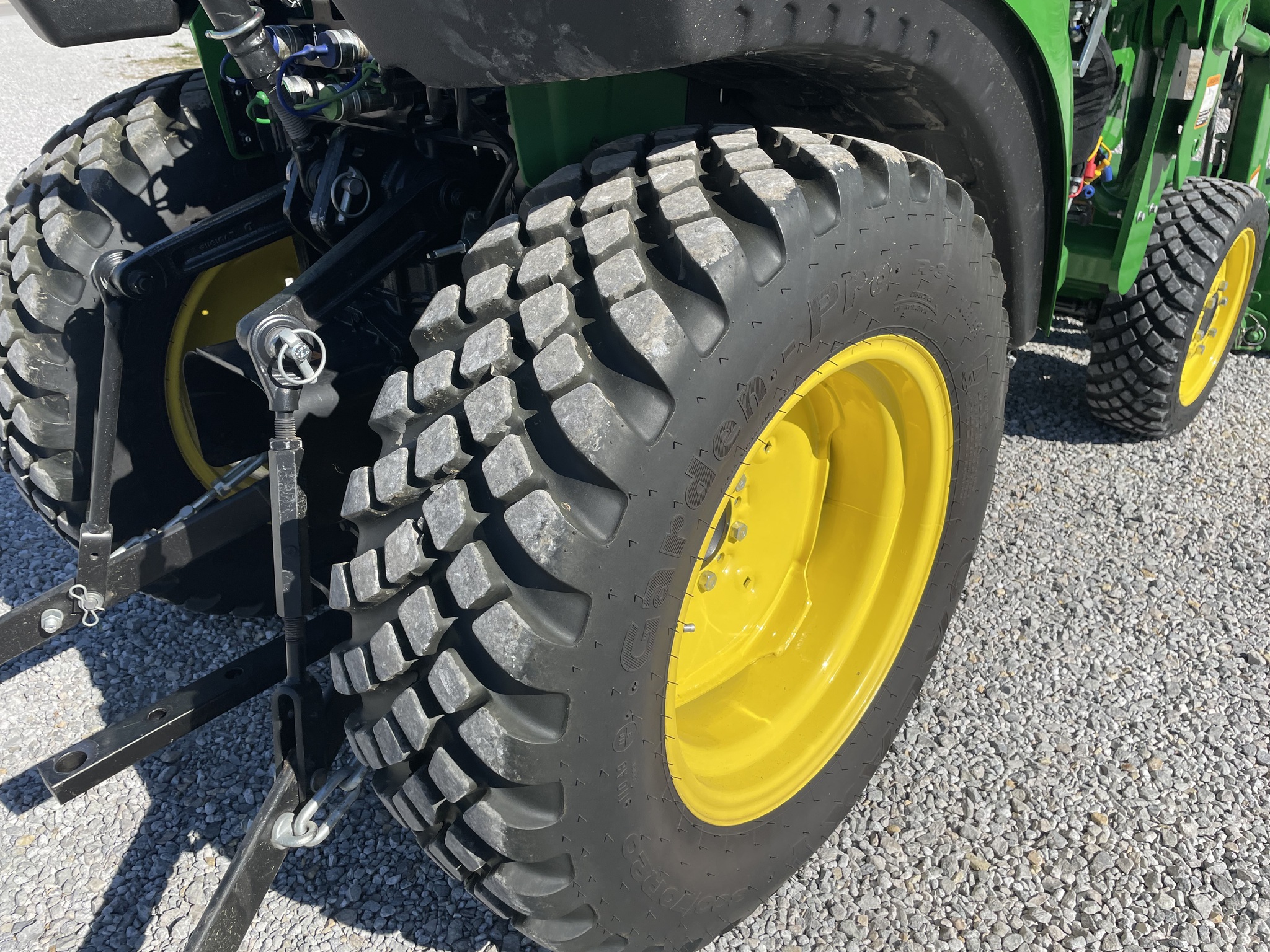 2021 John Deere 2032R Image 12