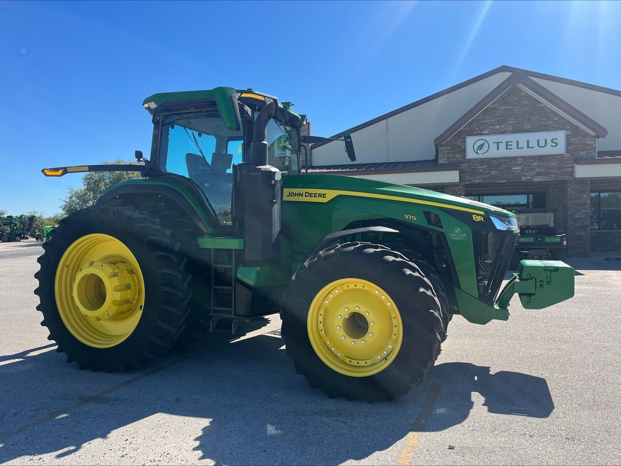 2022 John Deere 8R 370 Image 2