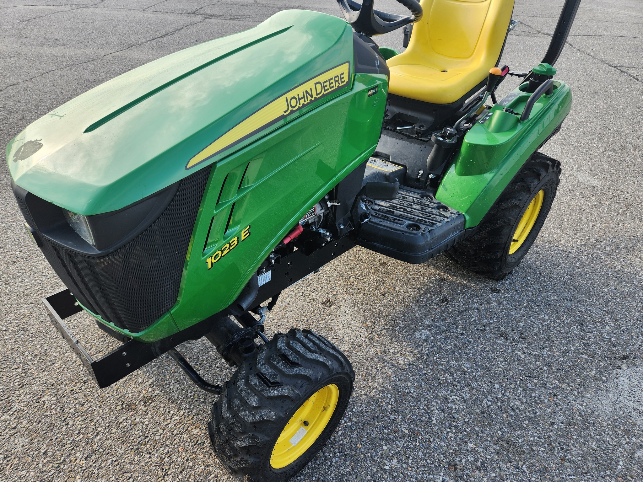 2022 John Deere 1023E Image 1