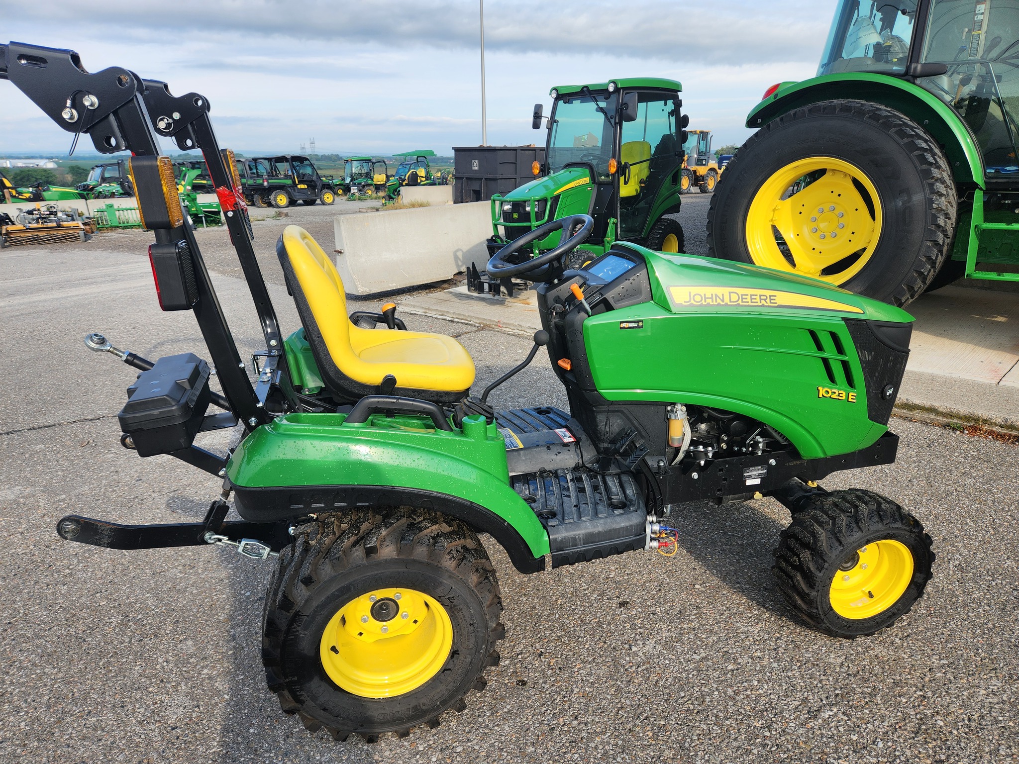 2022 John Deere 1023E Image 2