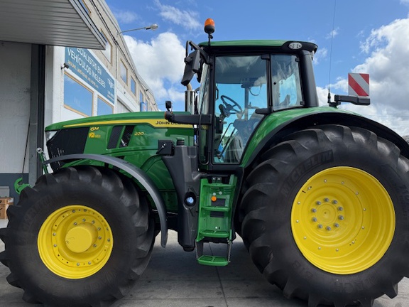 John Deere 6M 220