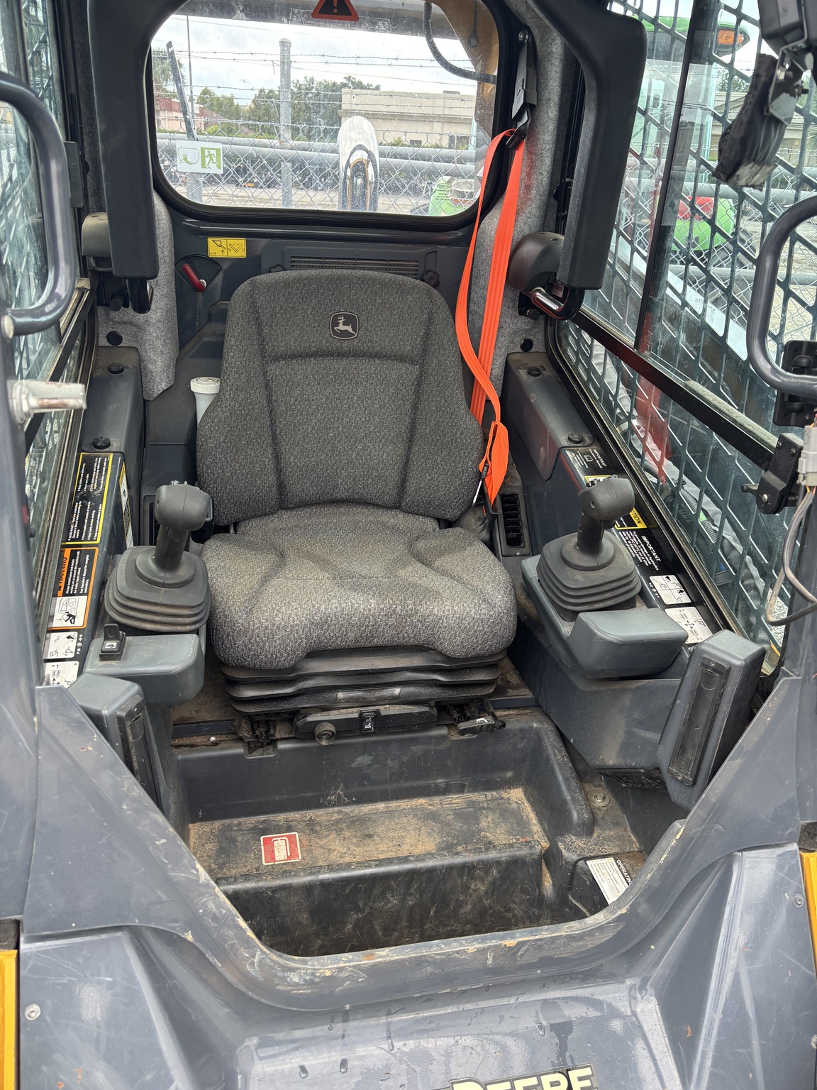 2024 John Deere 333G Image 5