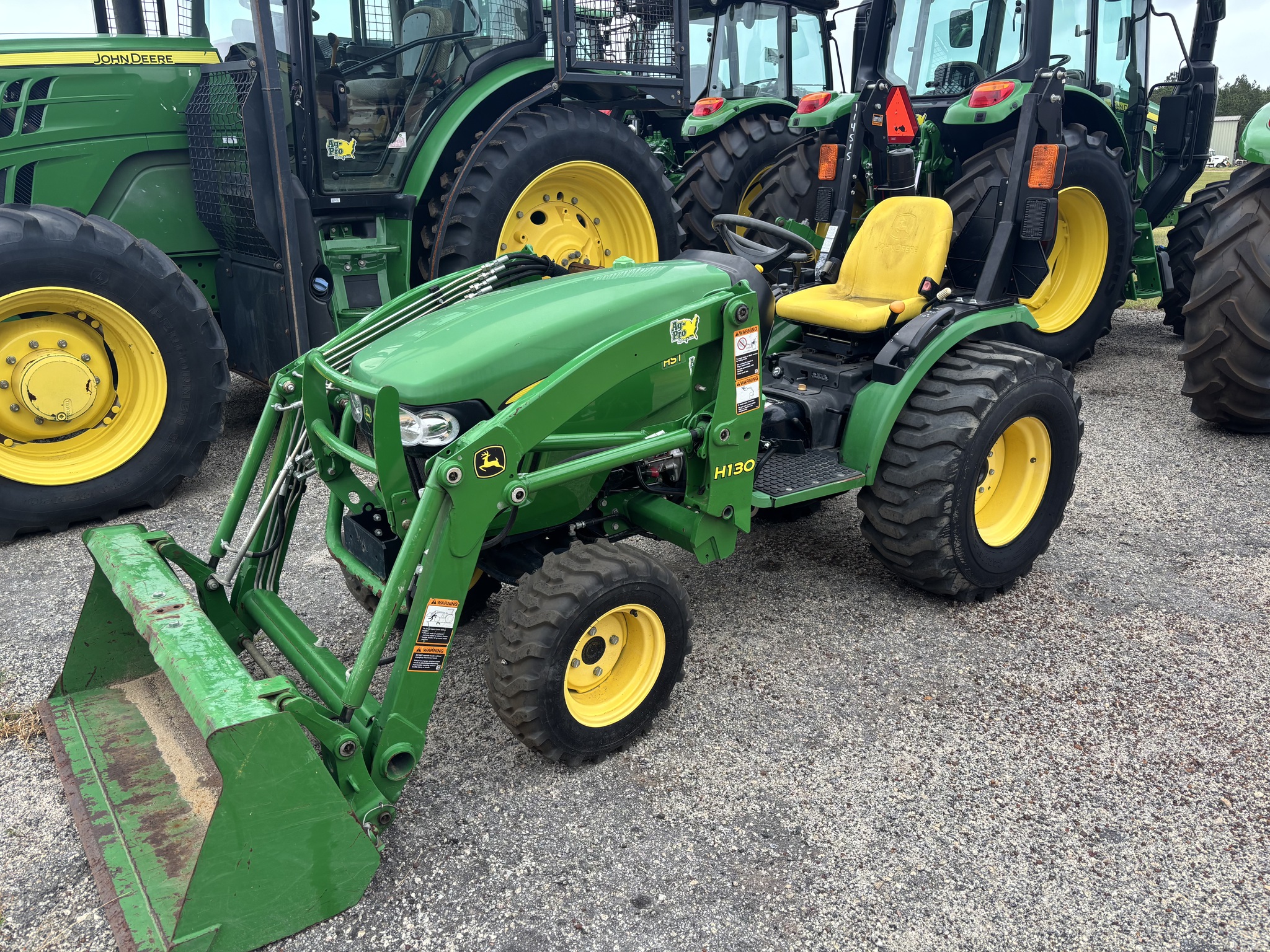 2015 John Deere 2032R Image 1