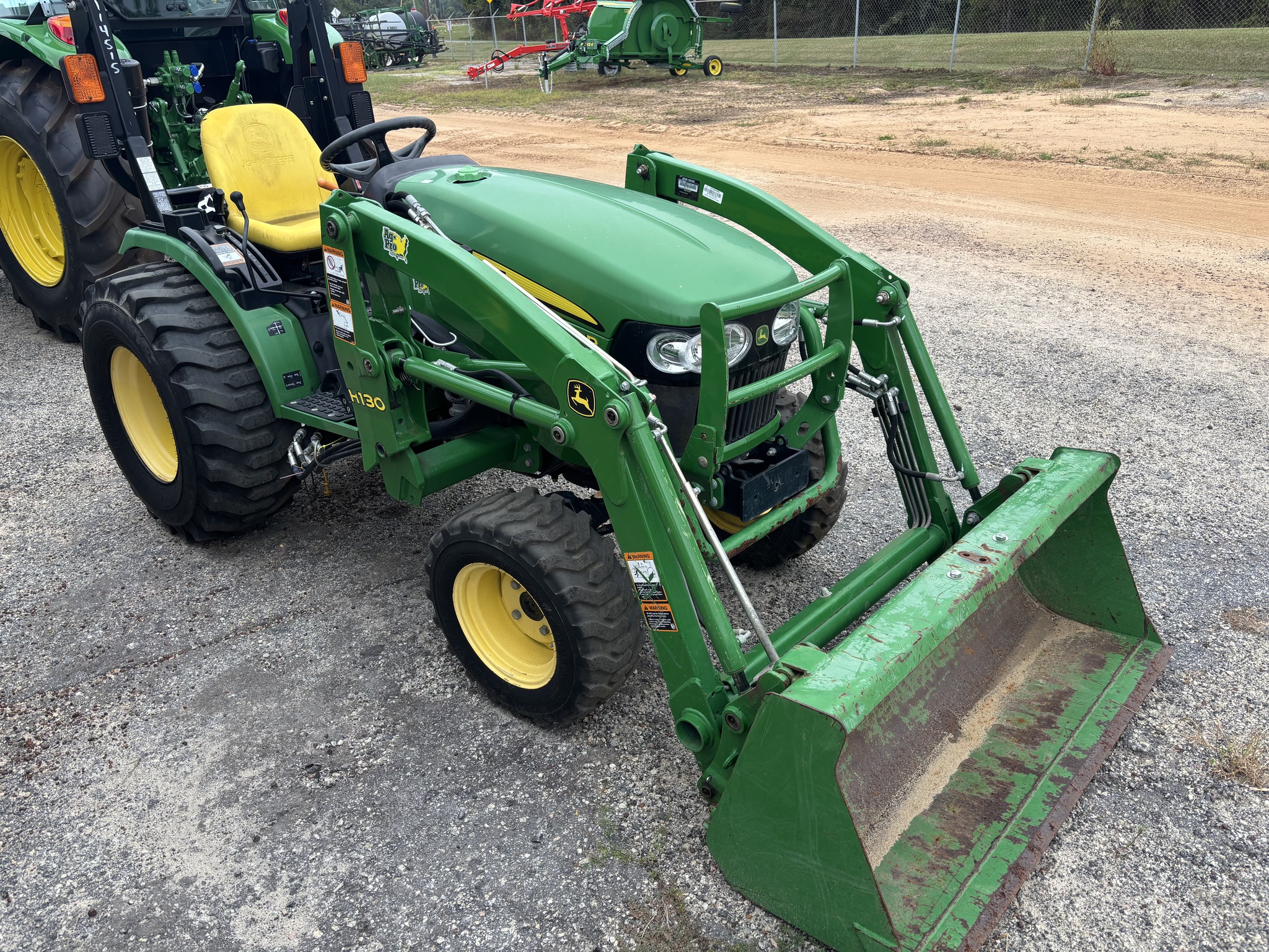 2015 John Deere 2032R Image 2
