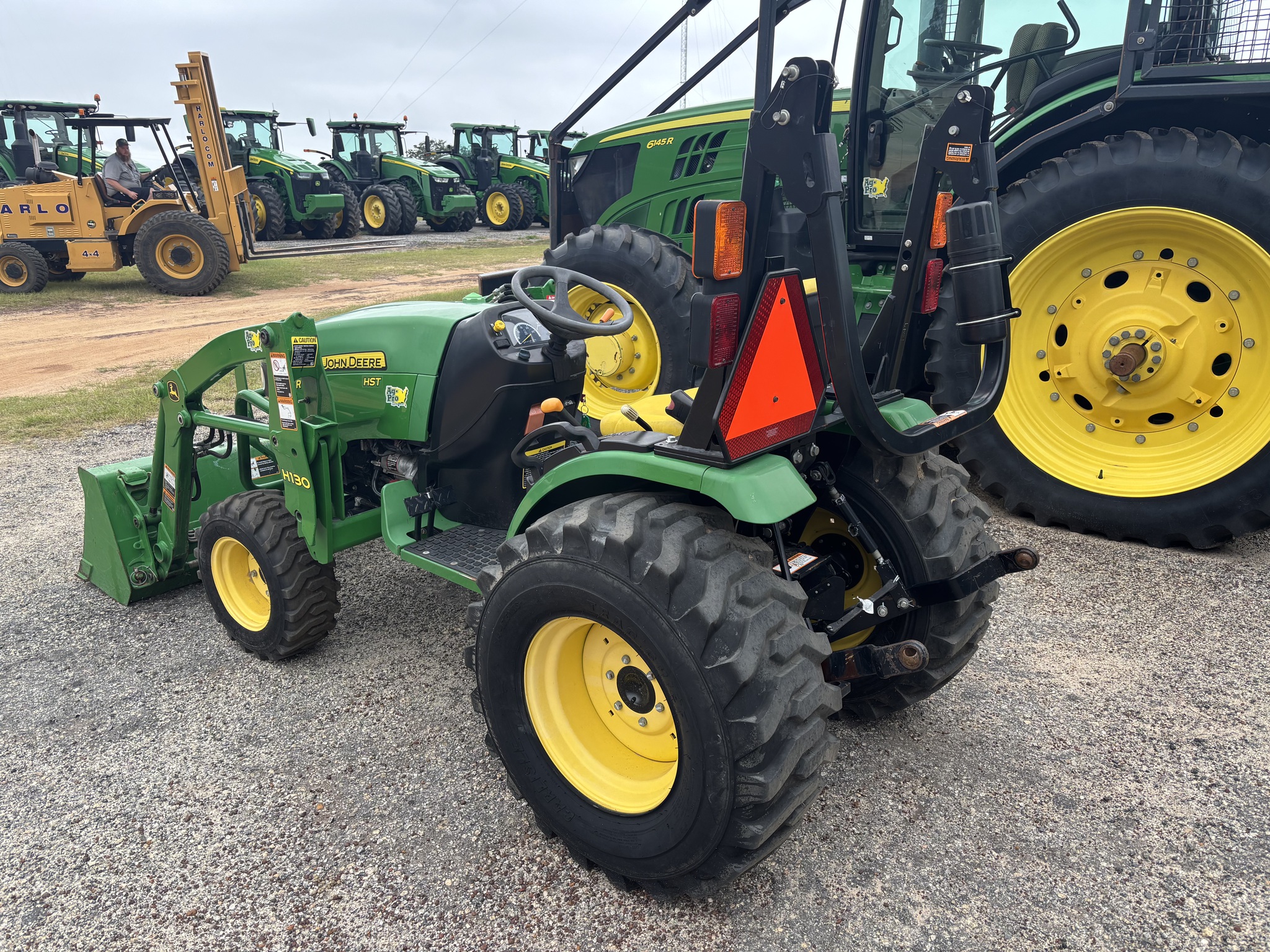 2015 John Deere 2032R Image 3