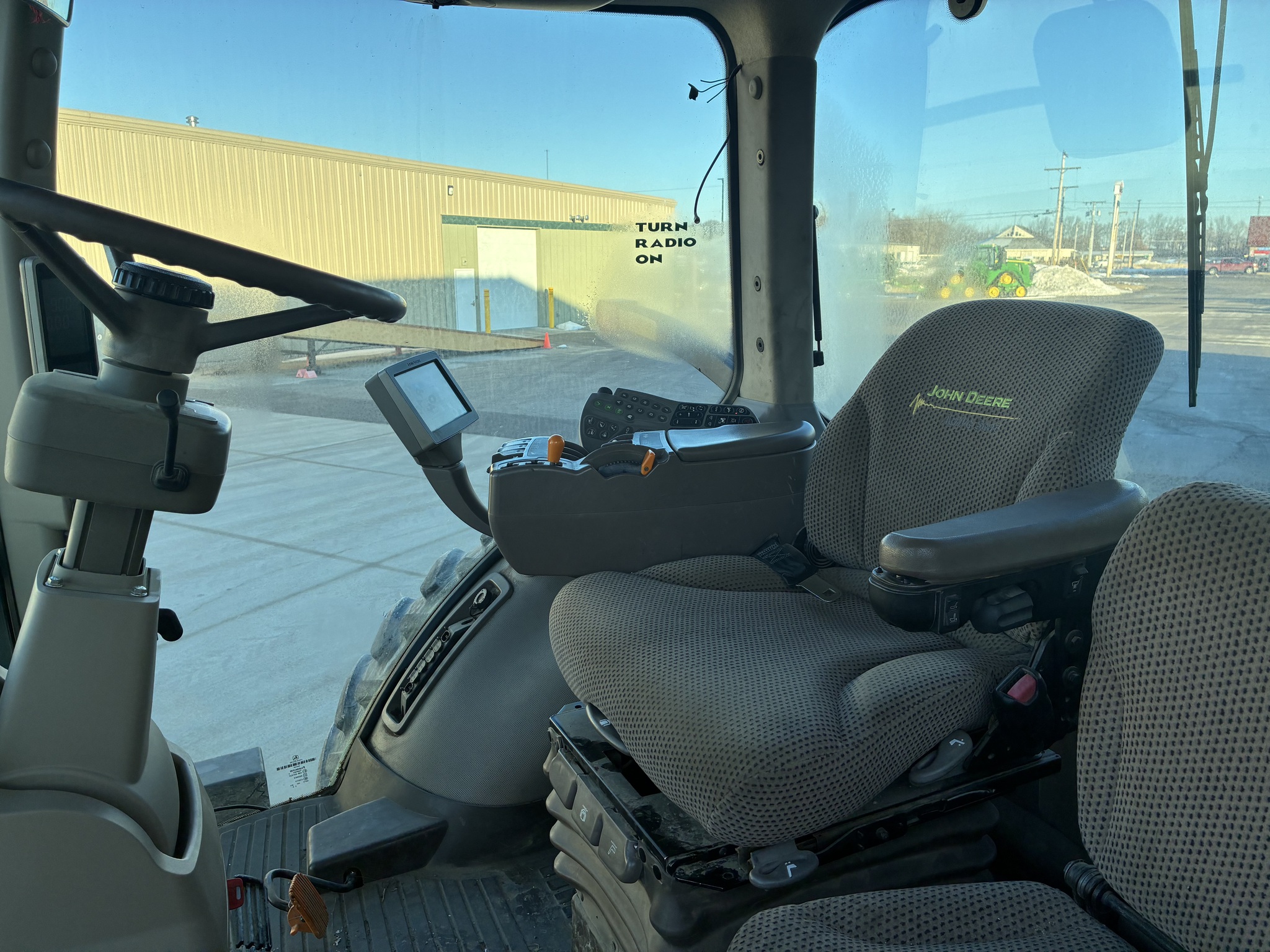 2014 John Deere 8285R Image 9